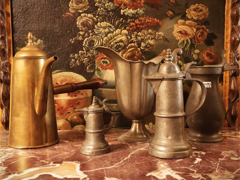 Curiosità d’epoca, assortimento di bricchi e versatoio in peltro con caffettiera in ottone