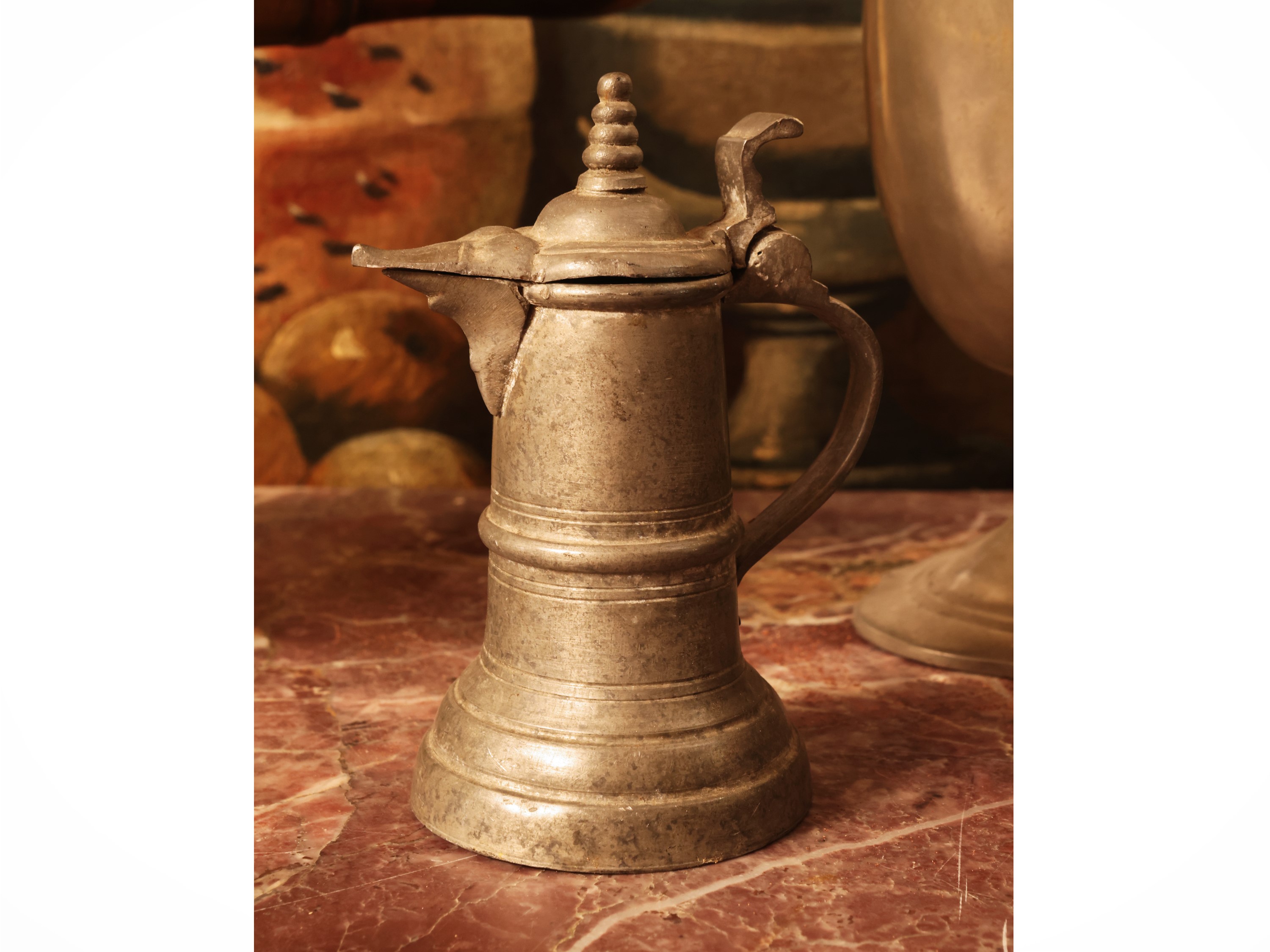 Curiosità d’epoca, assortimento di bricchi e versatoio in peltro con caffettiera in ottone