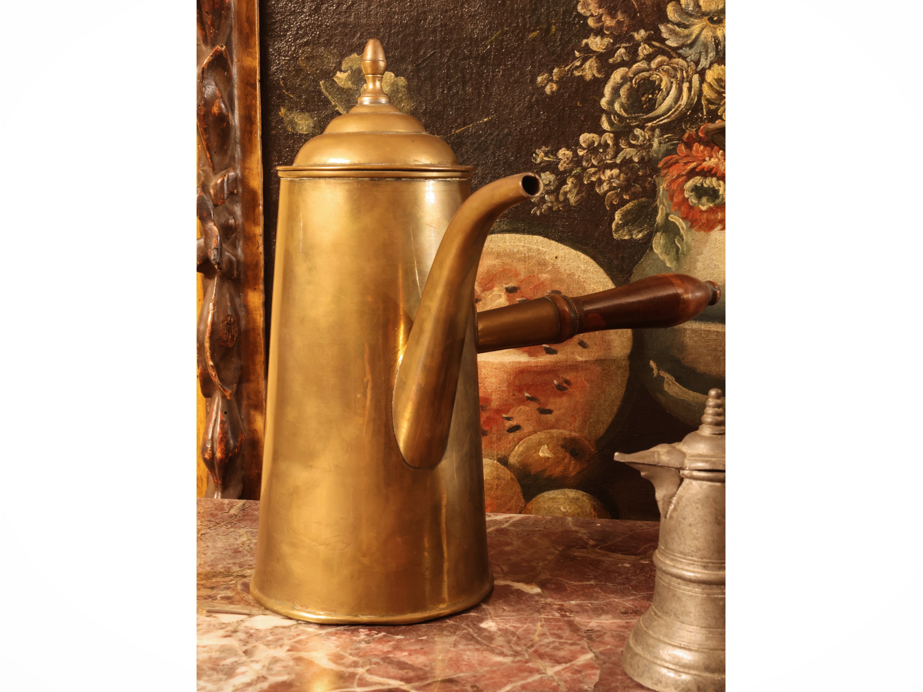 Curiosità d’epoca, assortimento di bricchi e versatoio in peltro con caffettiera in ottone