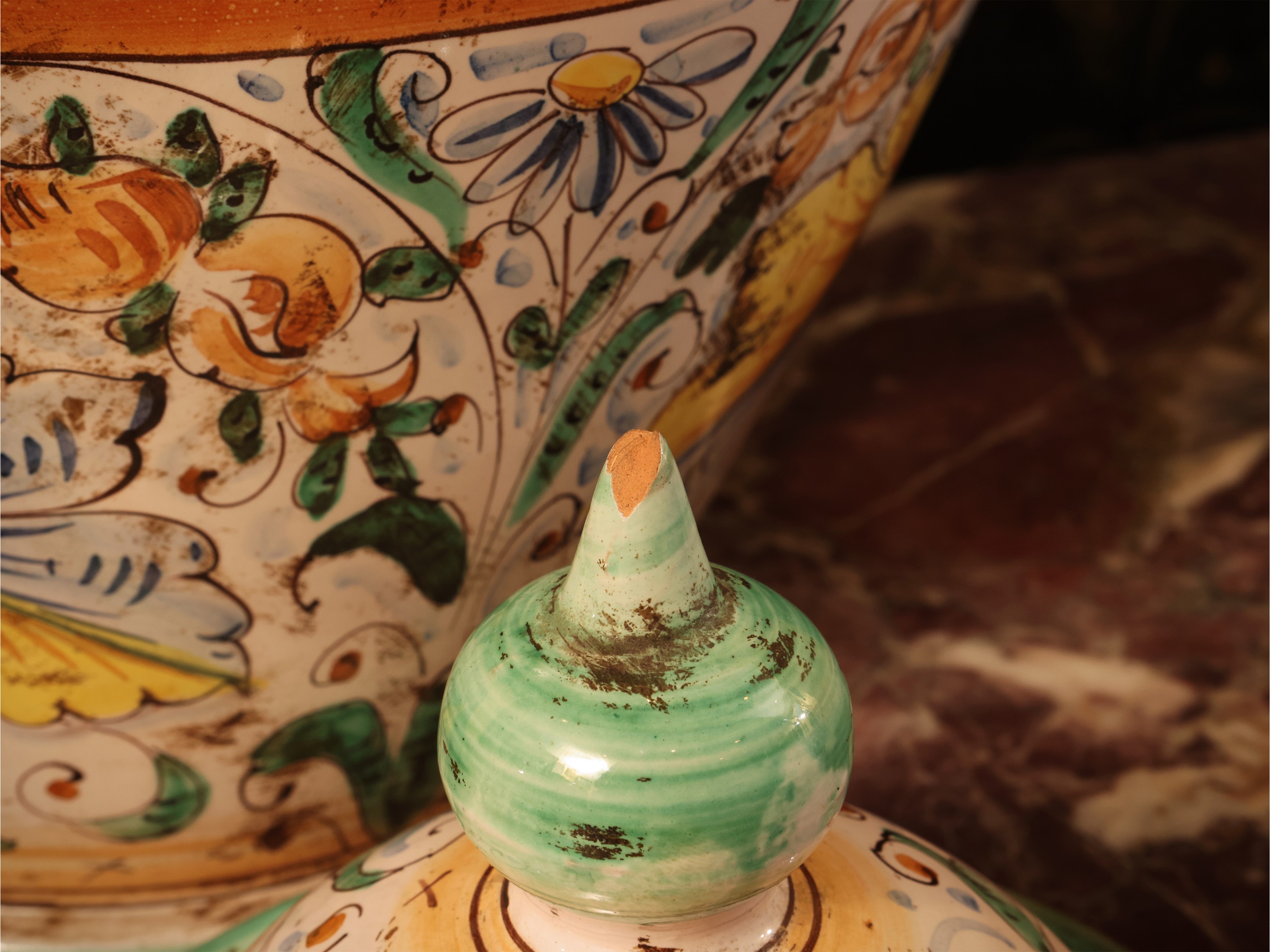 Manifattura di Montelupo, Orciolo in terracotta smaltata con decorazione a tralci floreali
