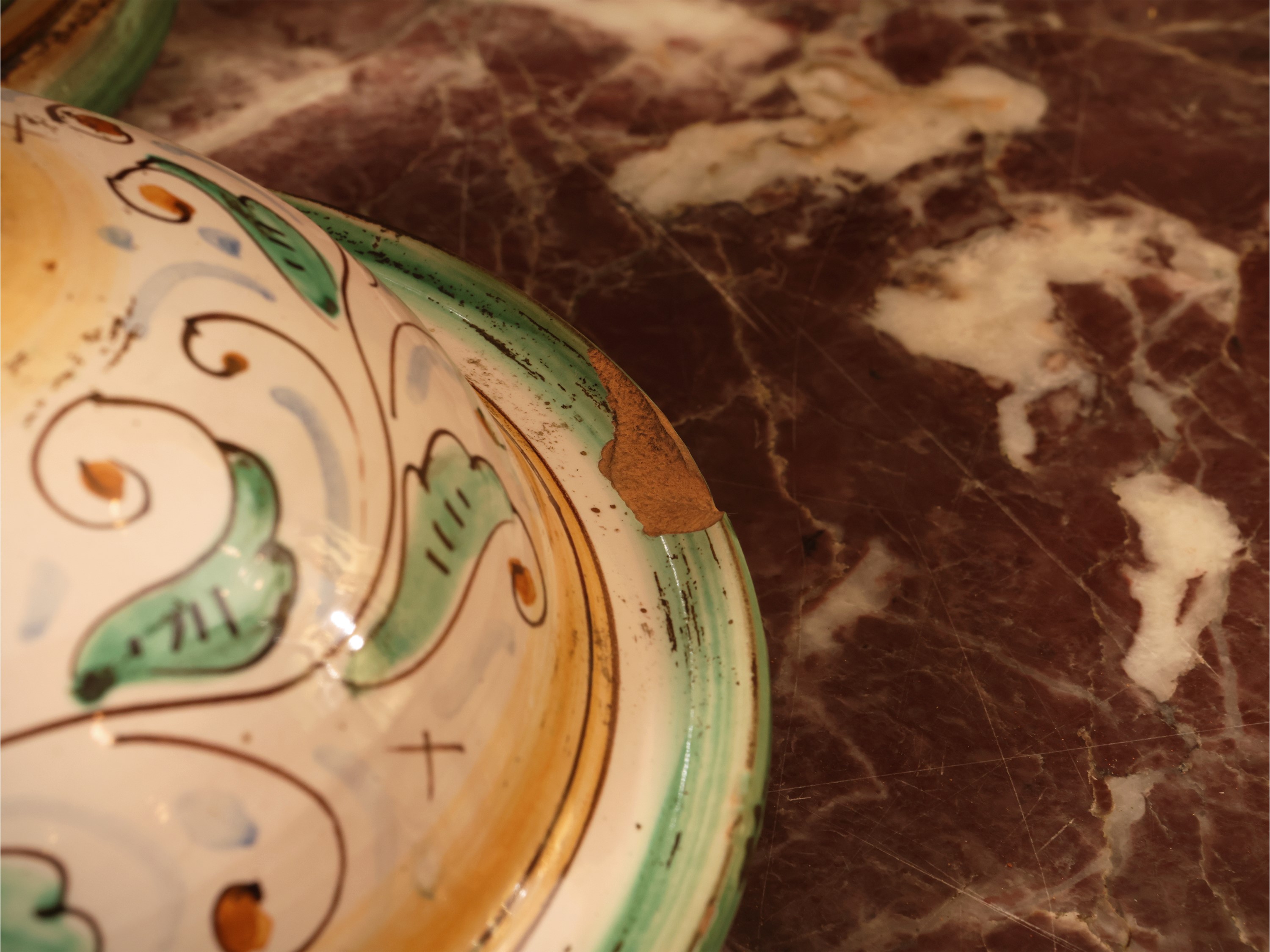 Manifattura di Montelupo, Orciolo in terracotta smaltata con decorazione a tralci floreali