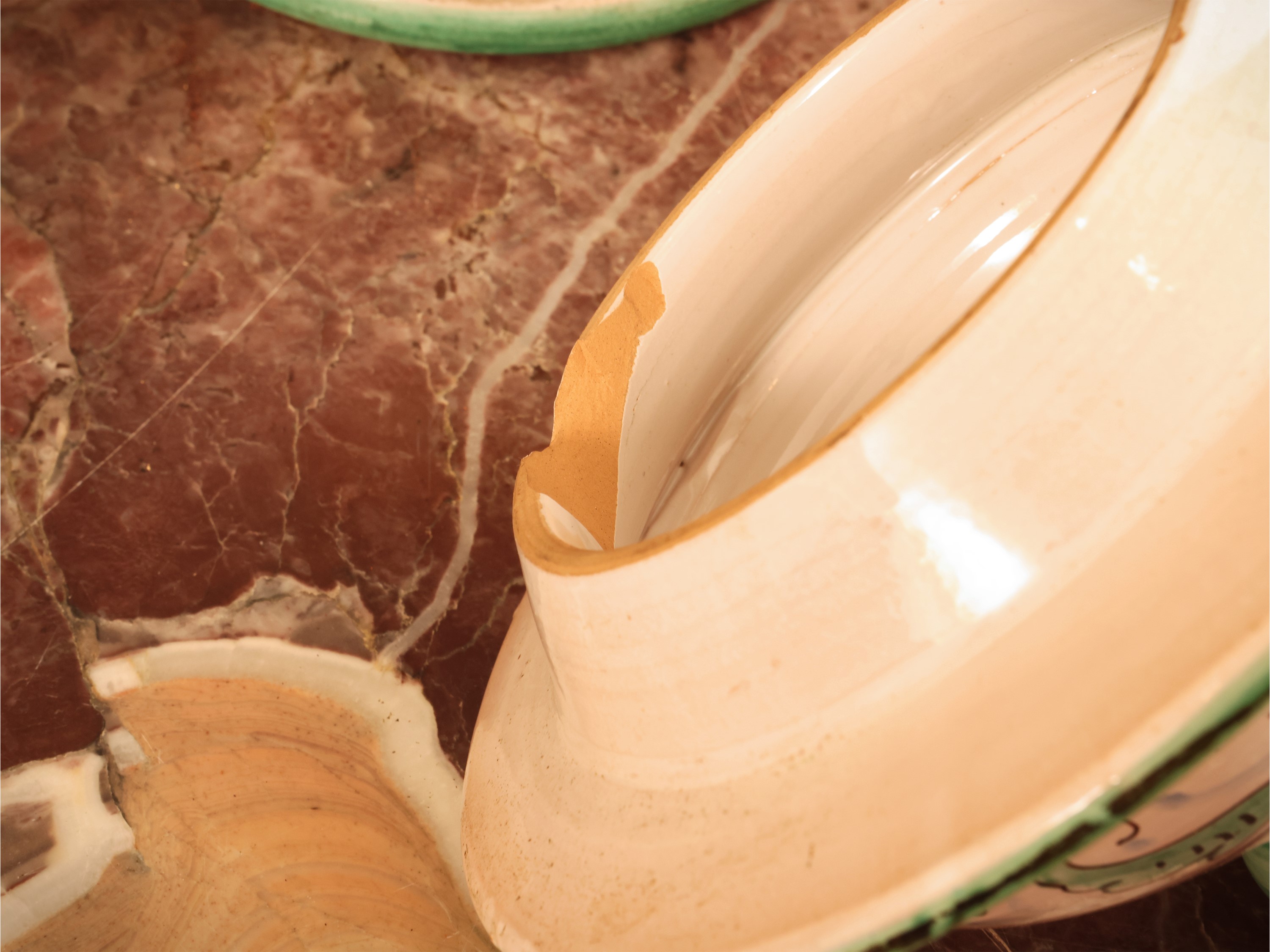 Manifattura di Montelupo, Orciolo in terracotta smaltata con decorazione a tralci floreali