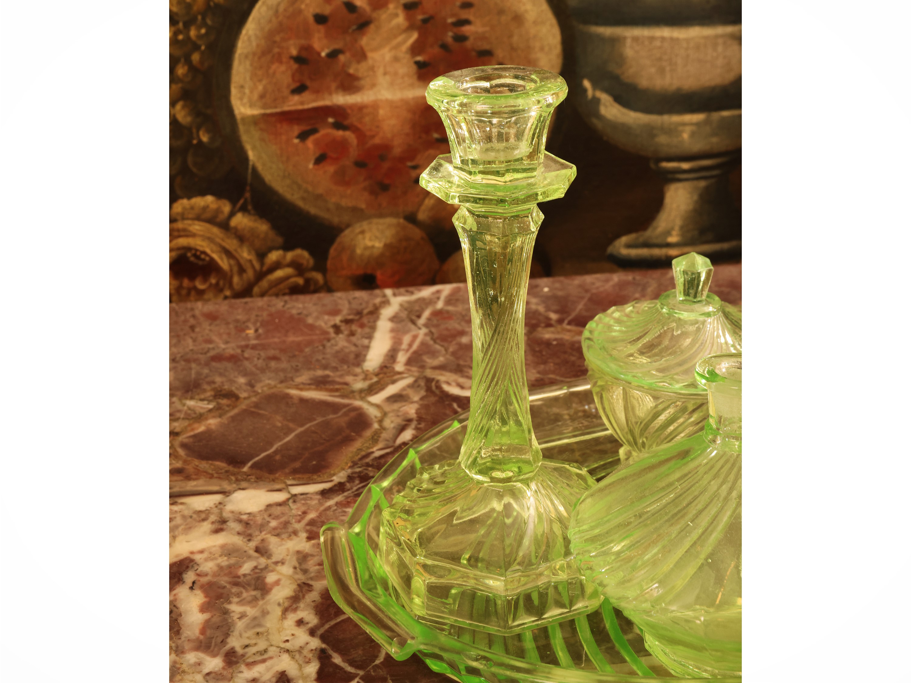 Set da toilette in vetro verde, con coppia di candelieri e accessori in pendant