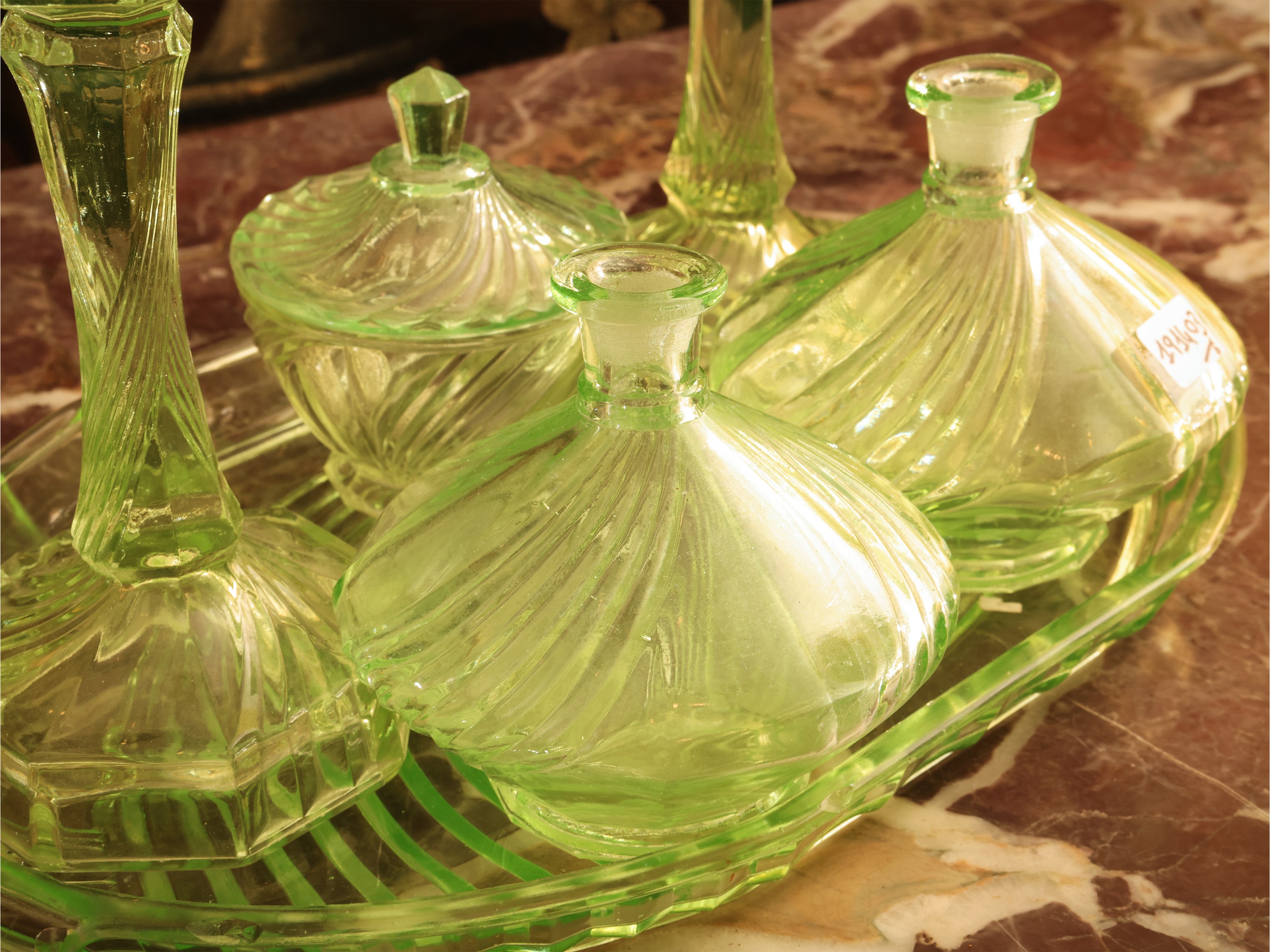 Set da toilette in vetro verde, con coppia di candelieri e accessori in pendant