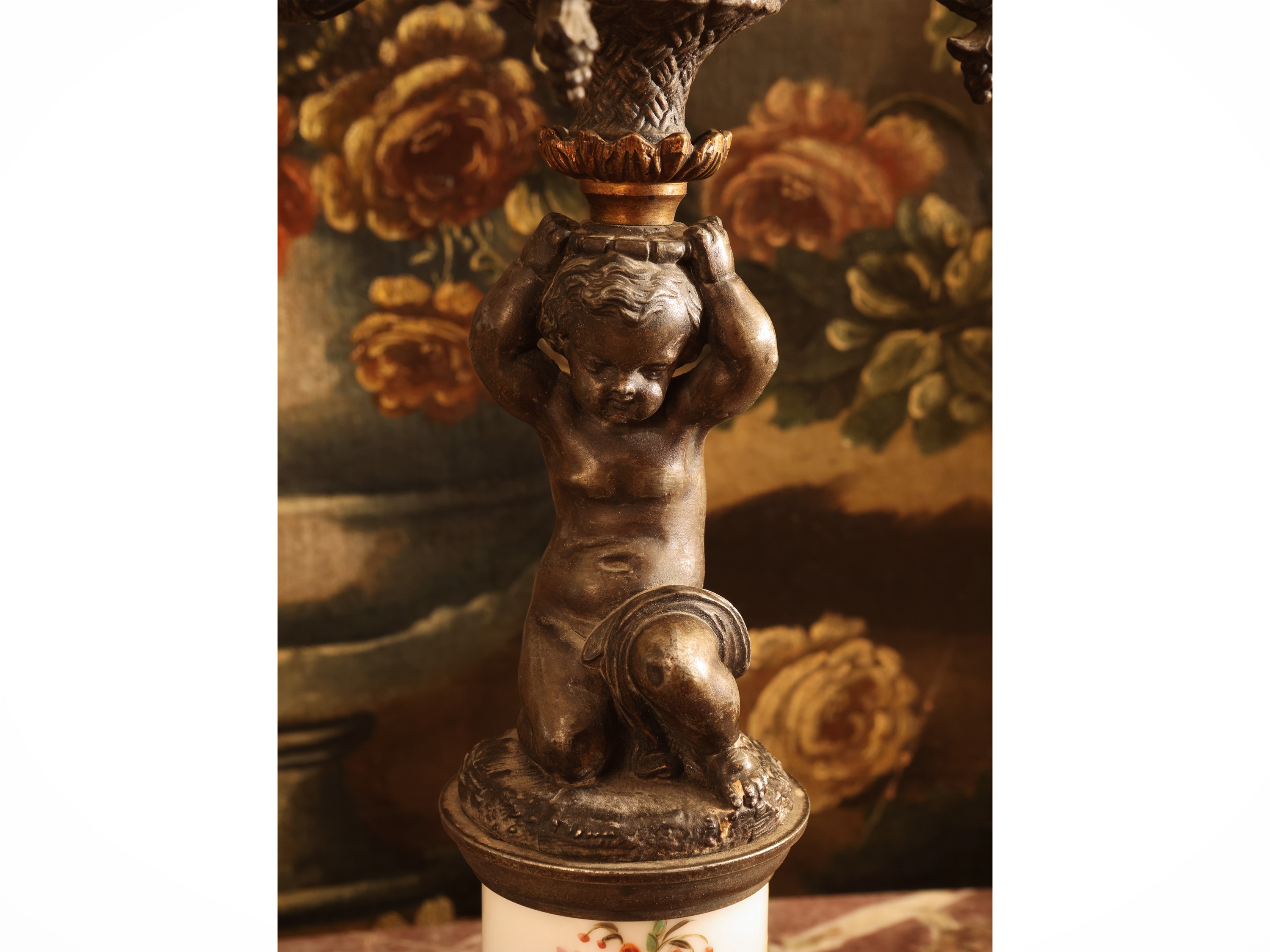 Coppia di candelieri, metallo brunito con porcellana dipinta, Francia (fine XIX/inizio XX secolo)