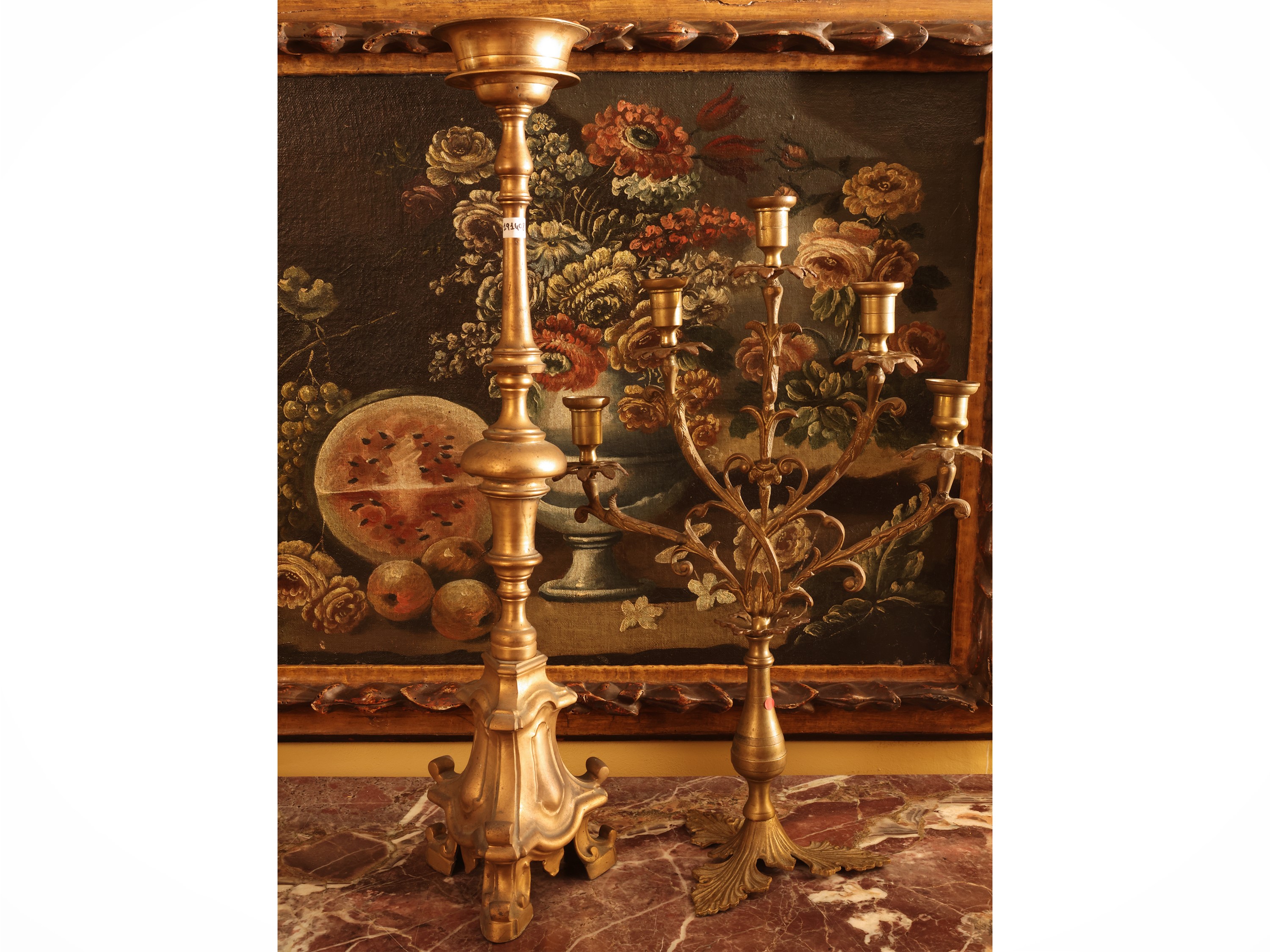 Torciera in bronzo dorato, fusto tornito e abbinata a candeliere in ottone a cinque bracci