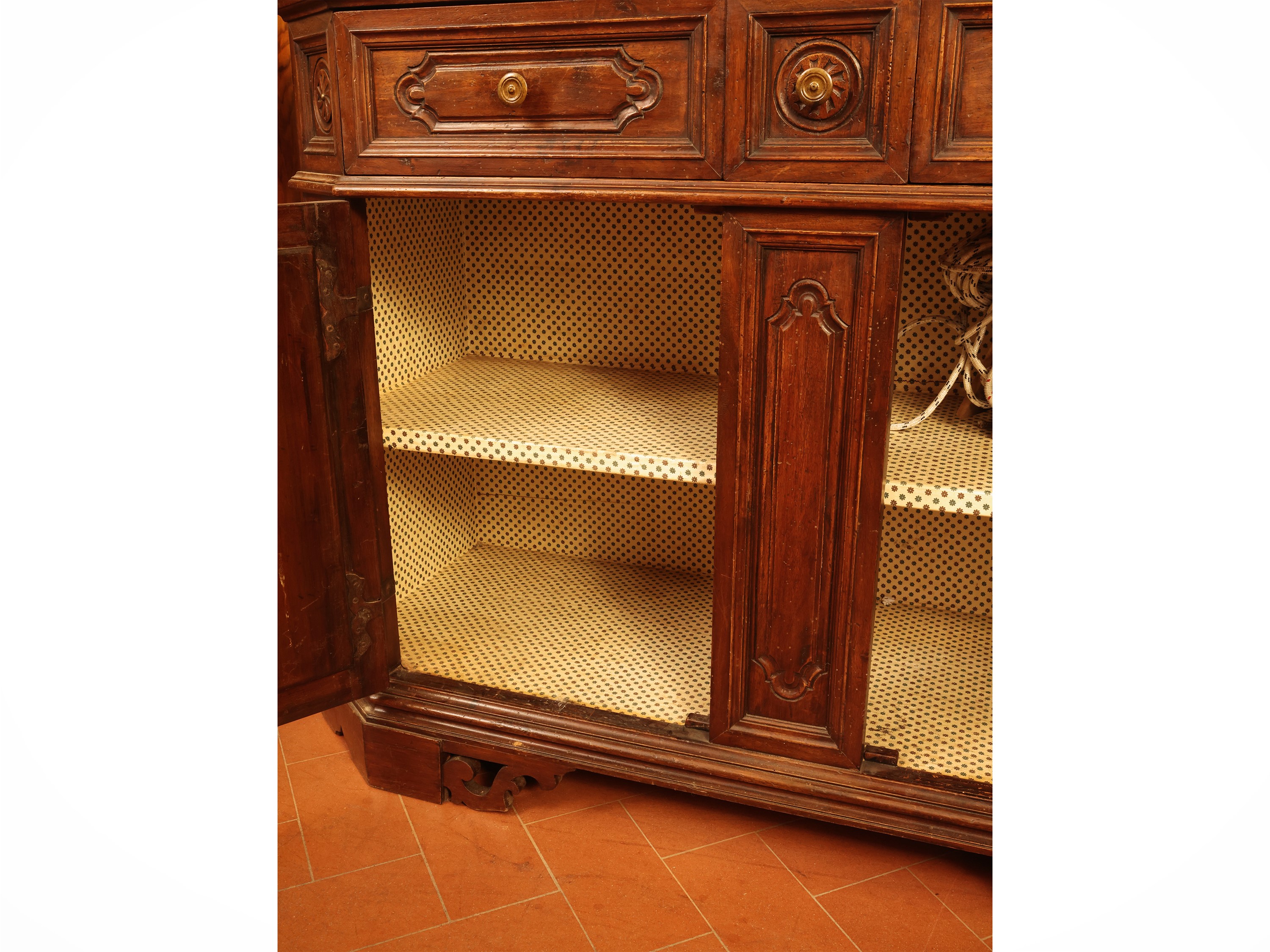 CREDENZA IN NOCE, stile seicentesco (XIX secolo)