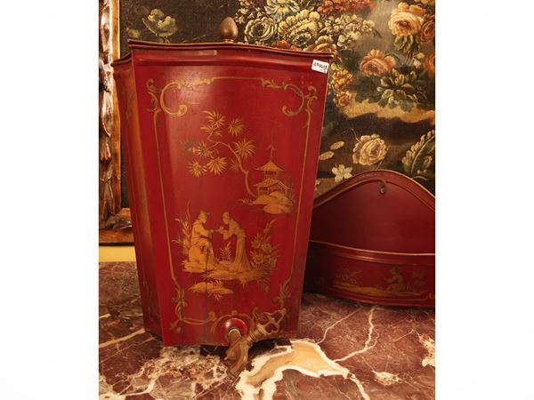 Acquamanile da parete in metallo laccato rosso a chinoiserie