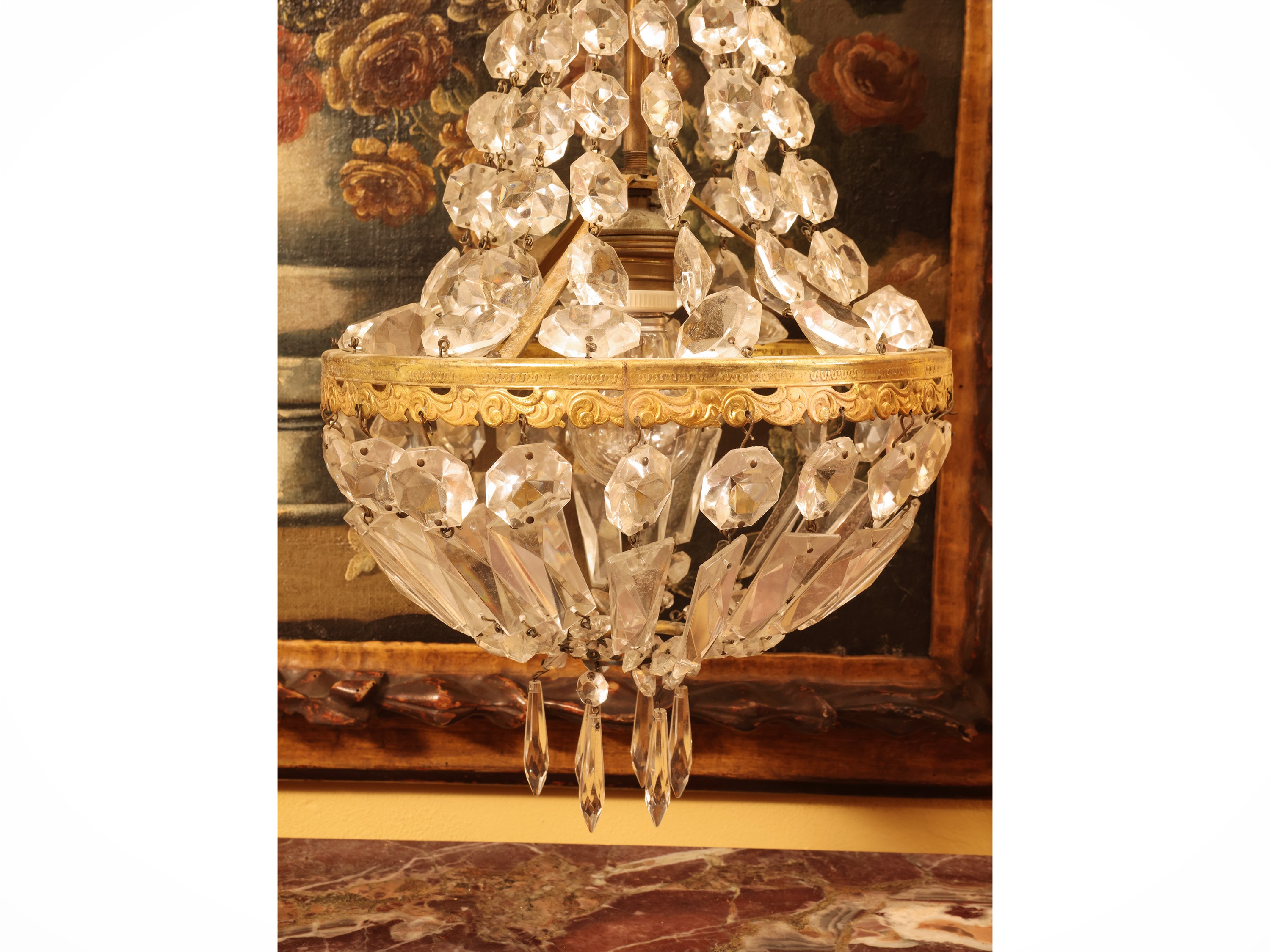 Lampadario a paniere, metallo dorato con catene di pendenti in cristallo molato