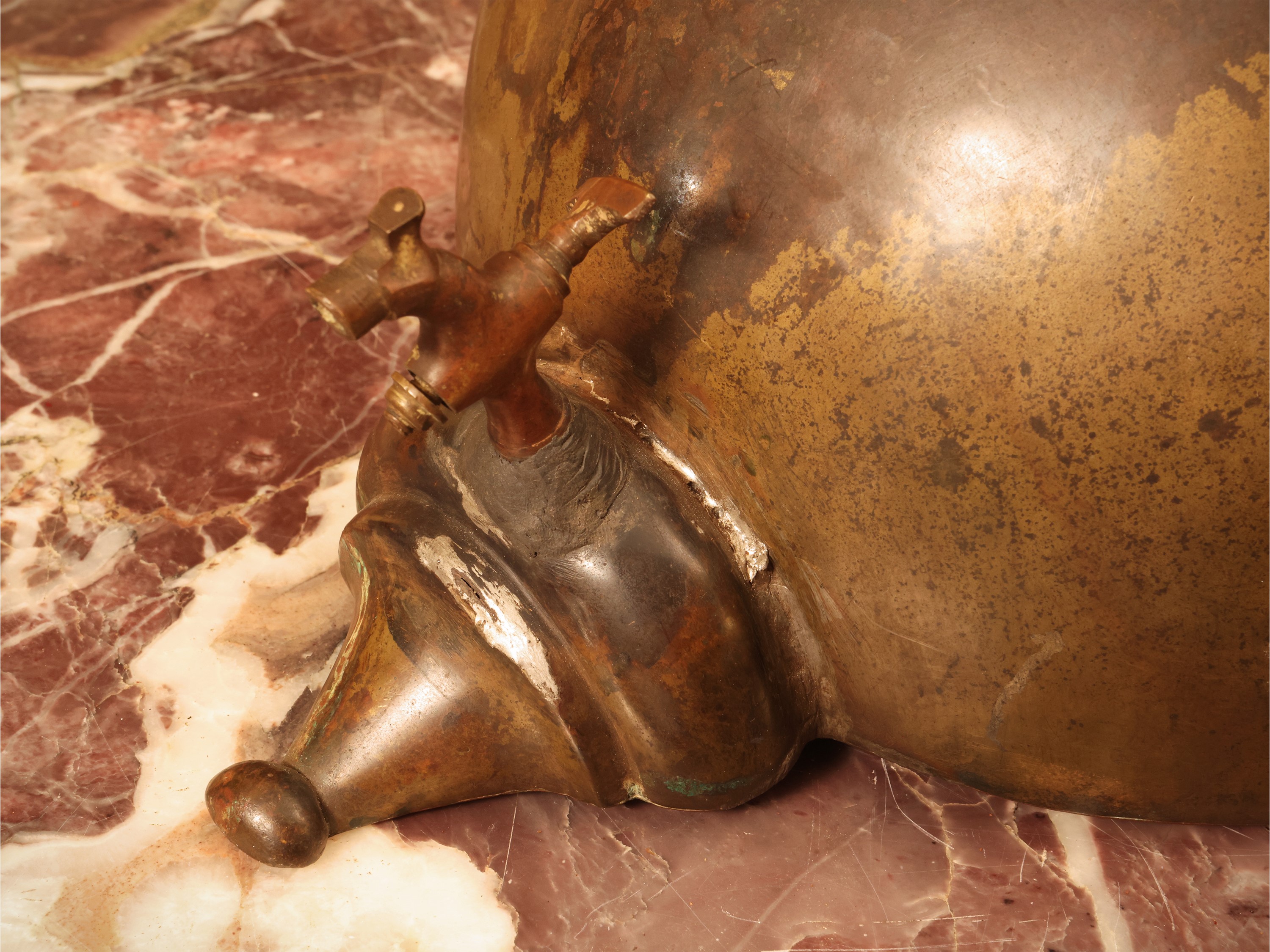 Acquamanile pensile in ottone, sbalzato con baccellature, XVIII secolo