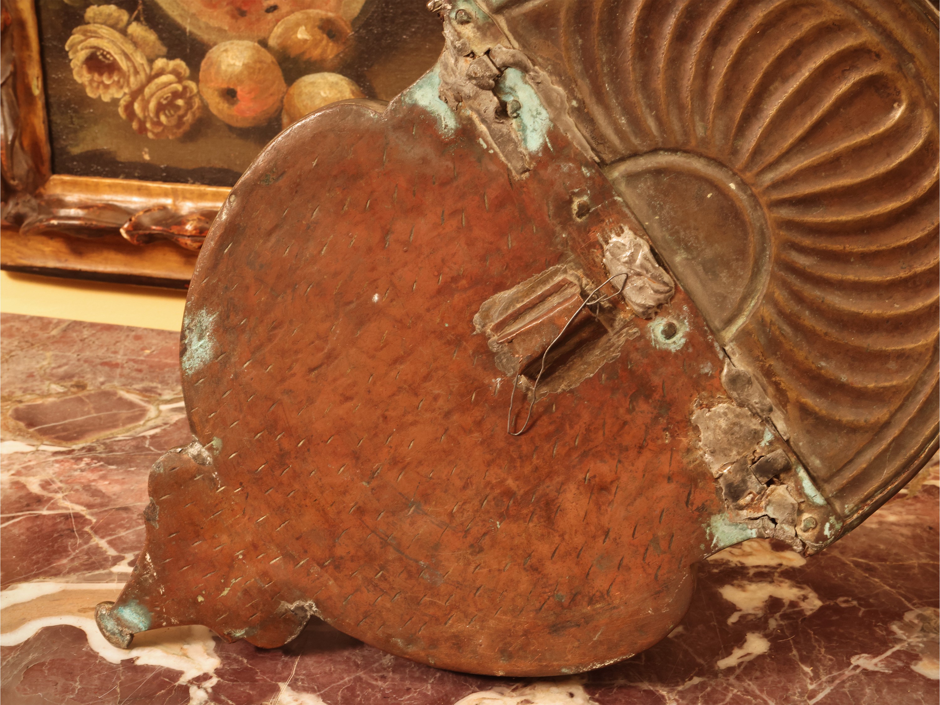 Acquamanile pensile in ottone, sbalzato con baccellature, XVIII secolo