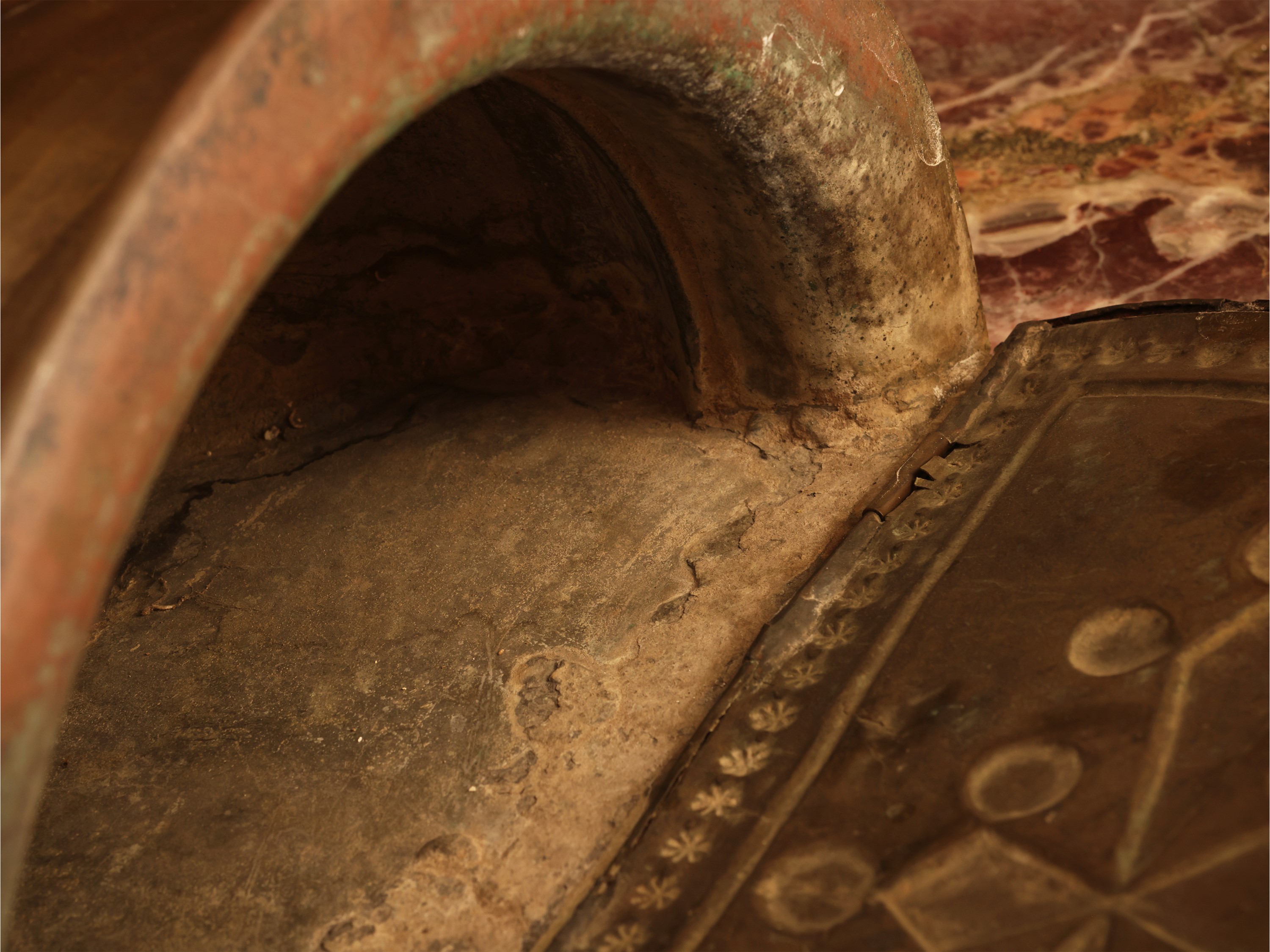 Acquamanile pensile in ottone, XIX secolo
