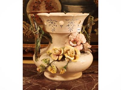Vaso in ceramica policroma Barbotine con decorazione a rilievo floreale, avorio, inizio XX secolo