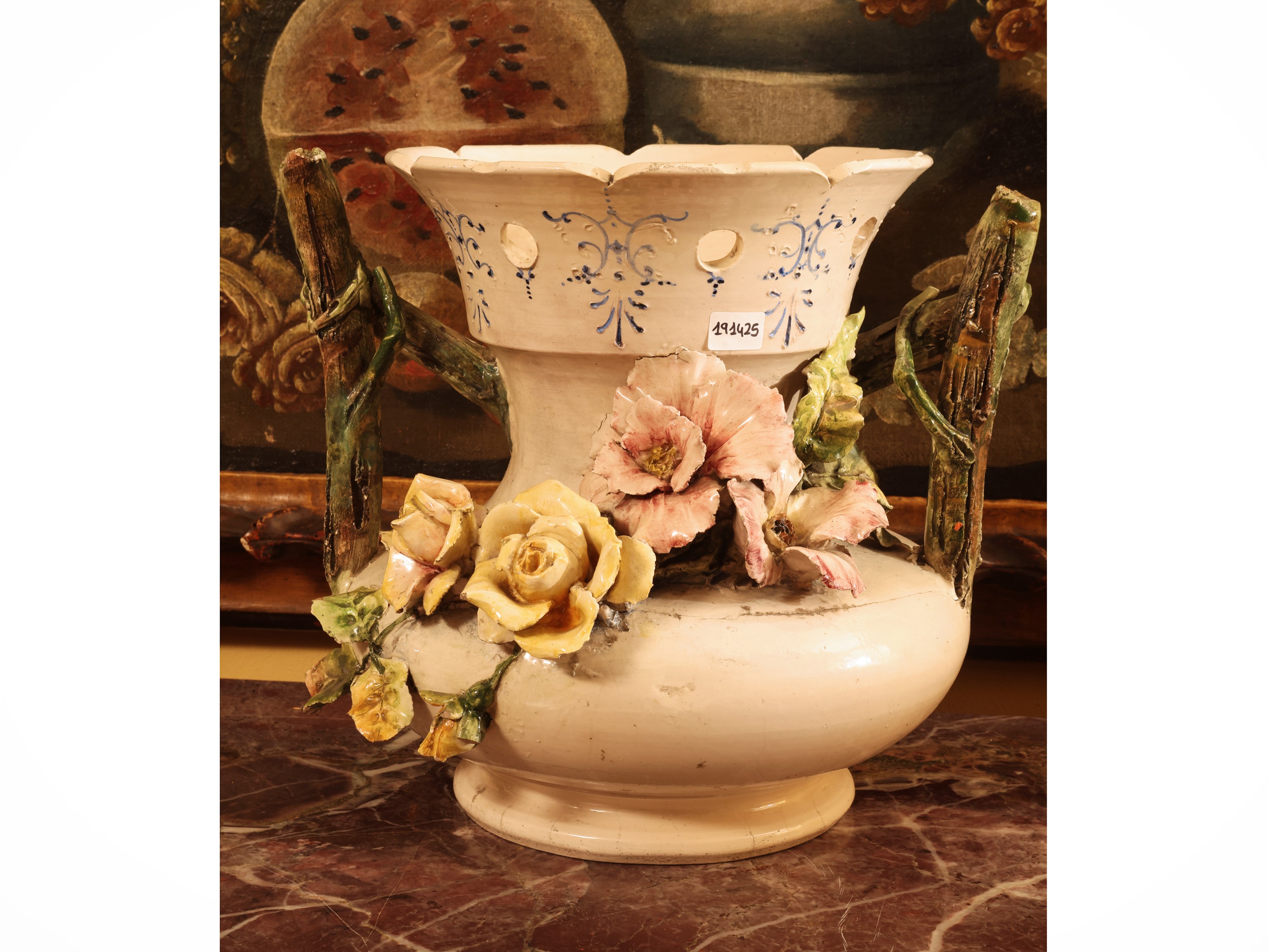 Vaso in ceramica policroma Barbotine con decorazione a rilievo floreale, avorio, inizio XX secolo