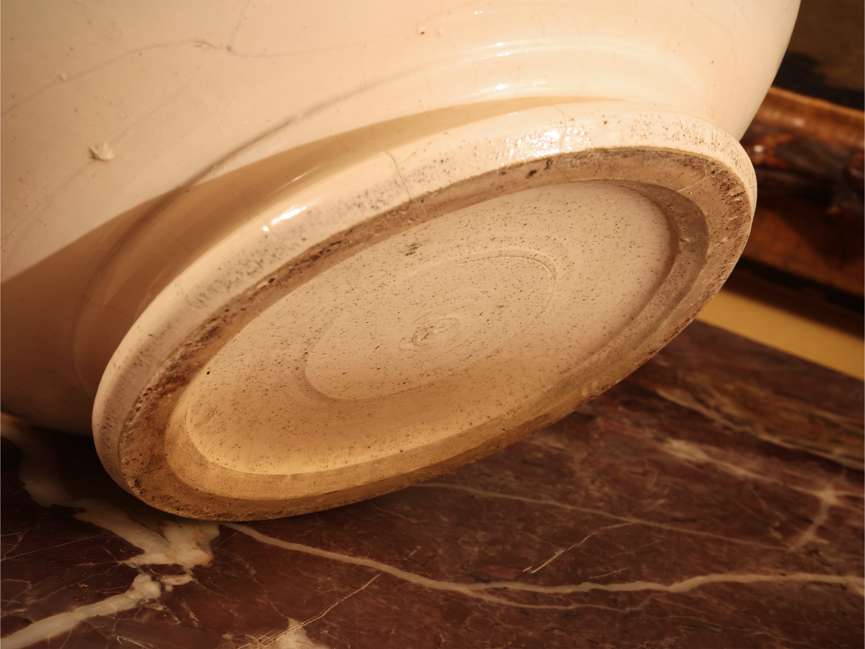 Vaso in ceramica policroma Barbotine con decorazione a rilievo floreale, avorio, inizio XX secolo