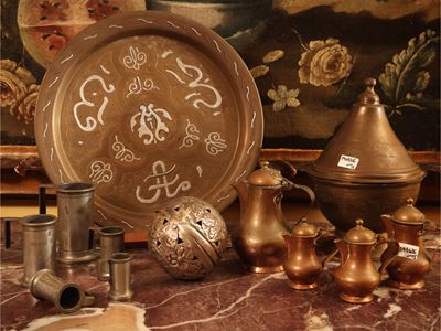 Raccolta di curiosità d’epoca, tra misurini in peltro e bricchi in rame
