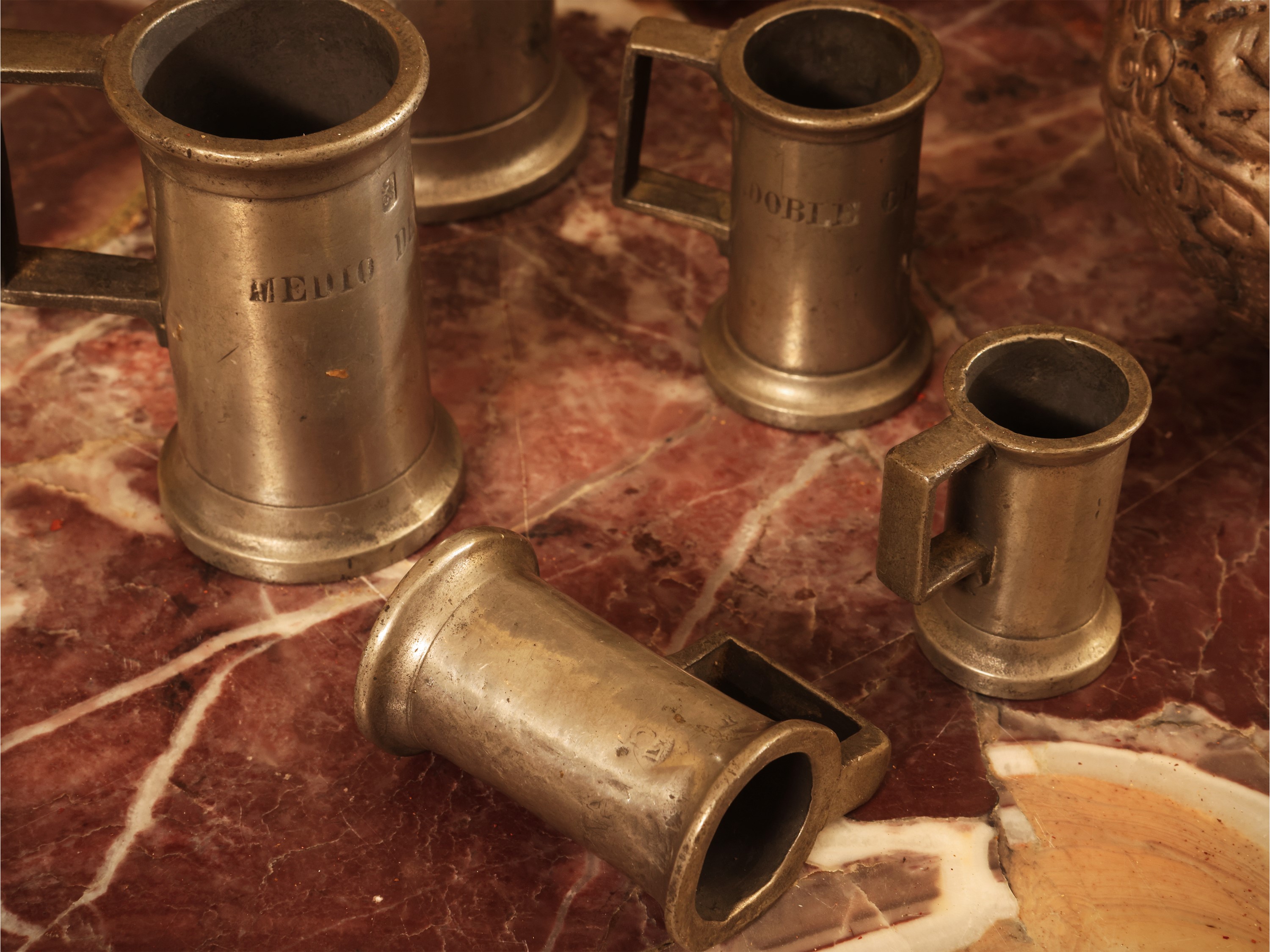 Raccolta di curiosità d’epoca, tra misurini in peltro e bricchi in rame