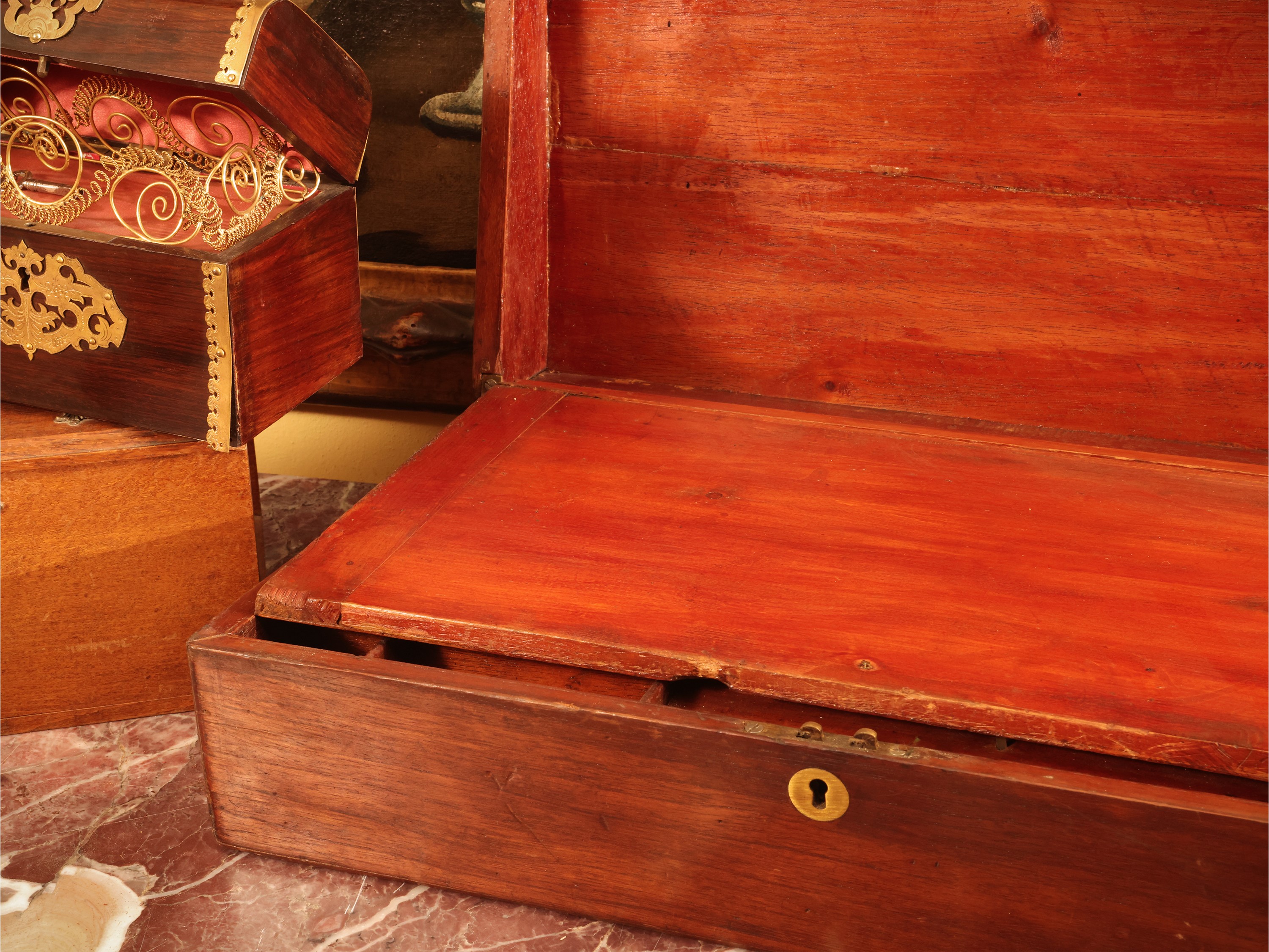 Tre scatole in legno, da gioco e contenitori d’epoca (insieme di tre pezzi)