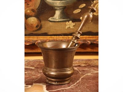 Mortaio antico in bronzo con scudetto e pestello, XVII–XVIII secolo