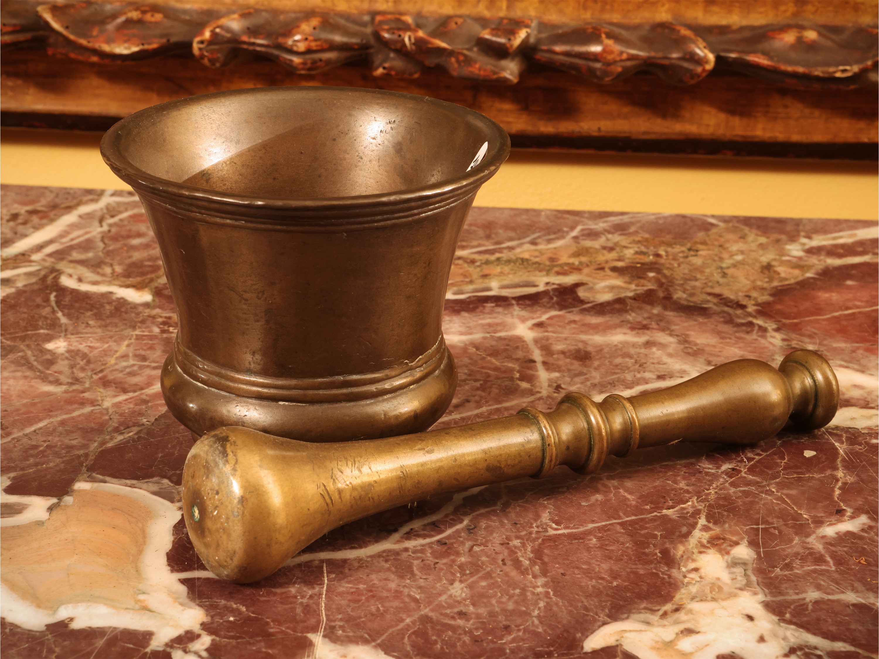Mortaio antico in bronzo con scudetto e pestello, XVII–XVIII secolo