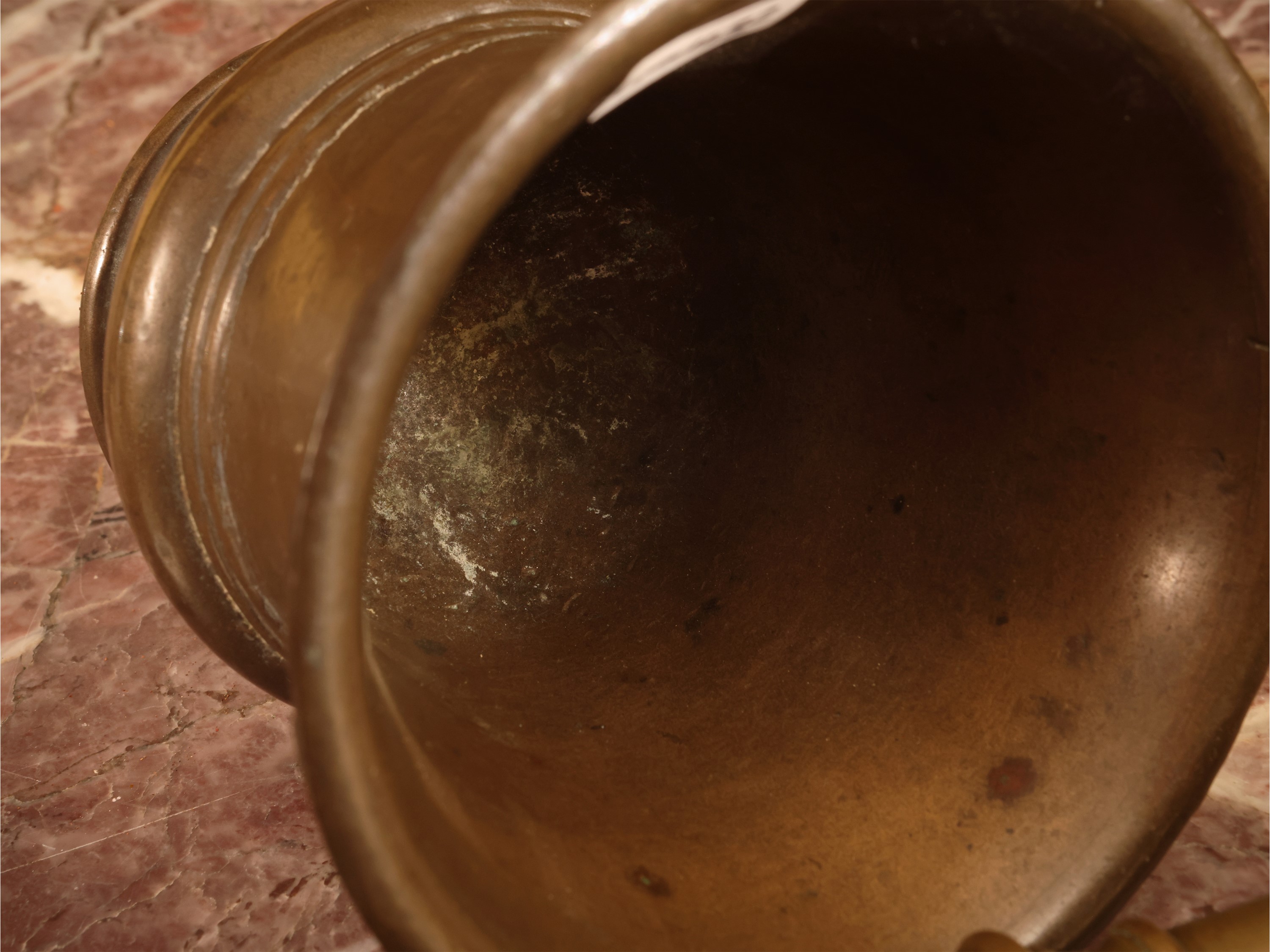 Mortaio antico in bronzo con scudetto e pestello, XVII–XVIII secolo