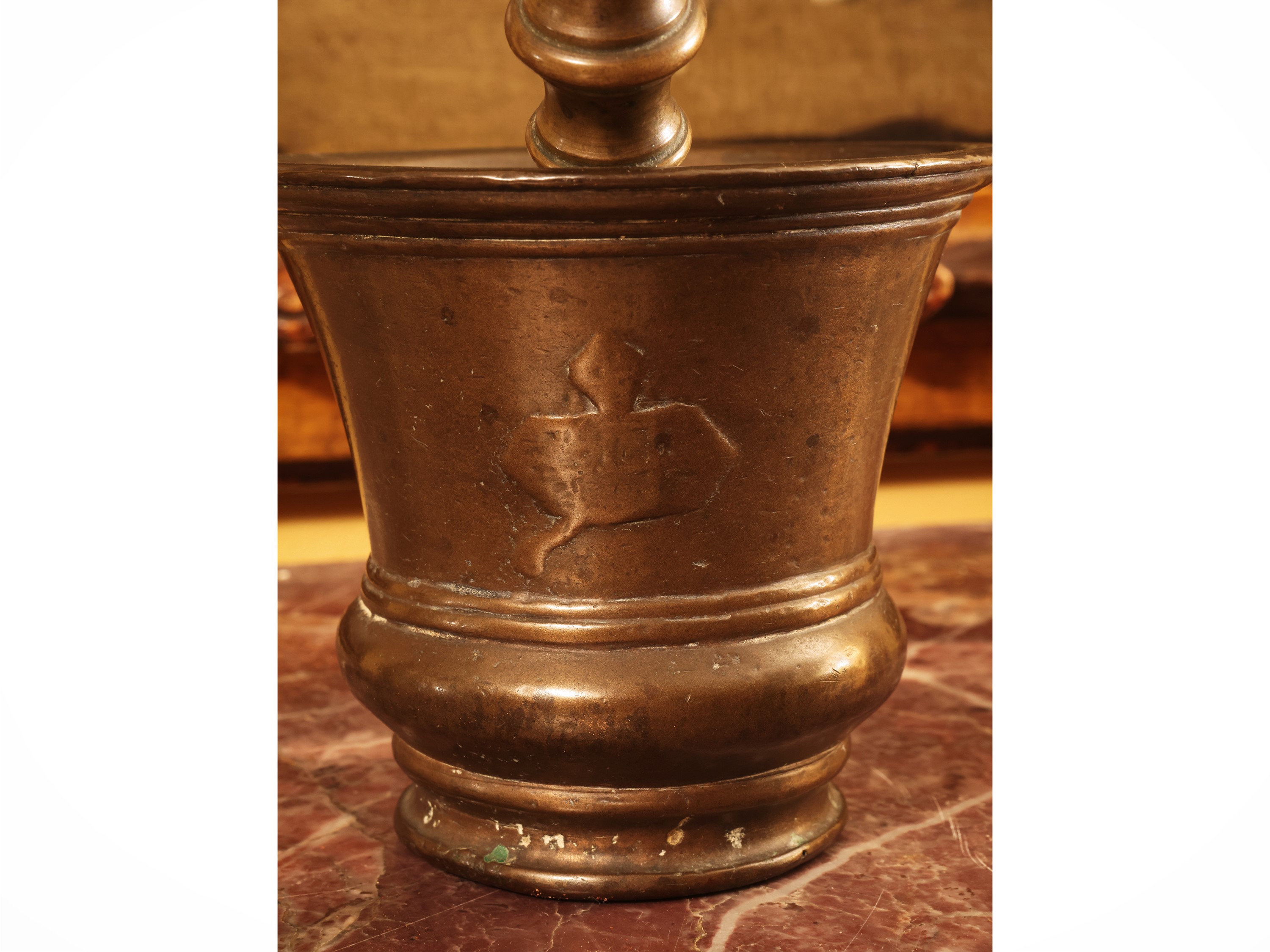 Mortaio antico in bronzo con scudetto e pestello, XVII–XVIII secolo