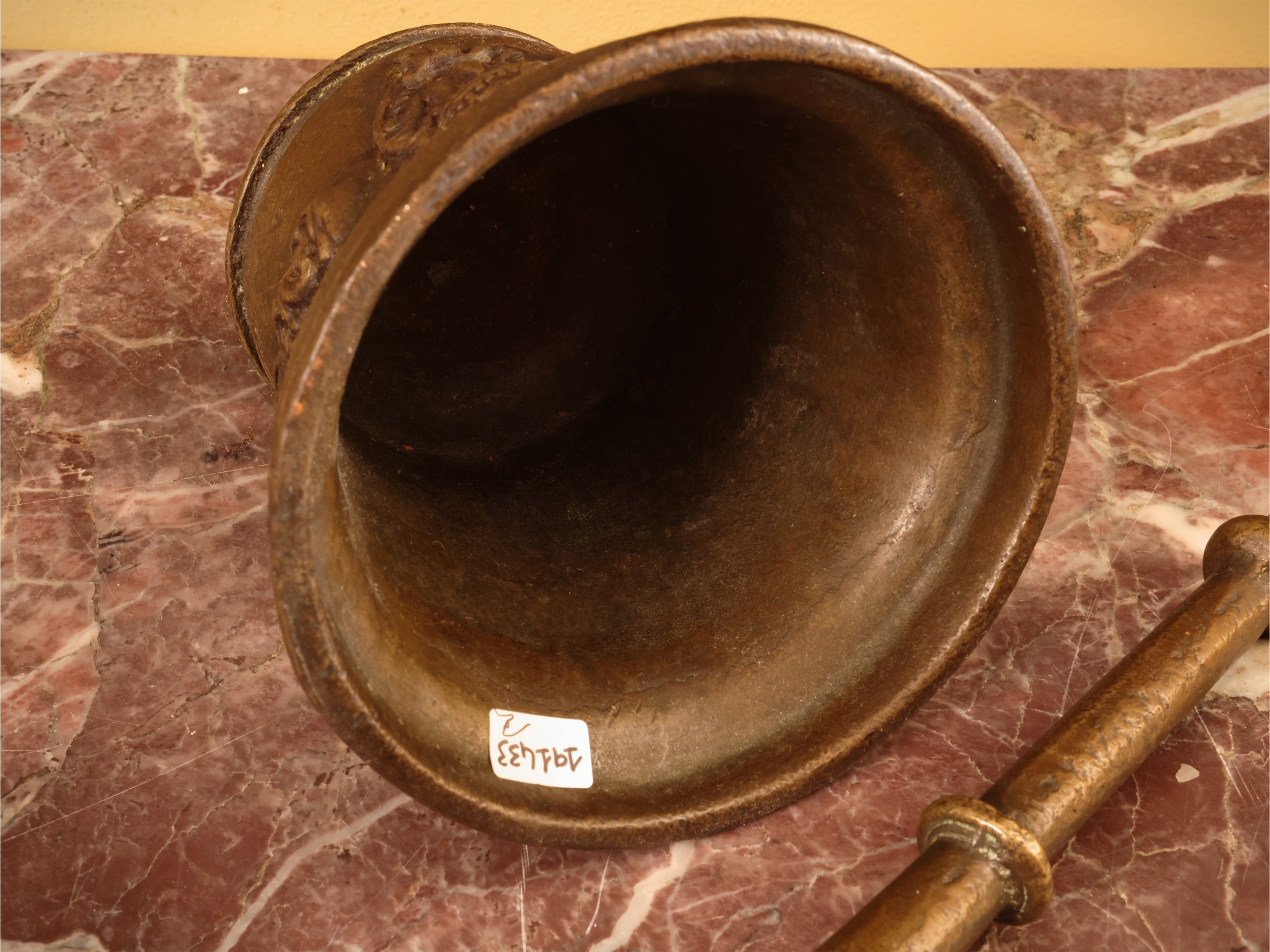 Mortaio in bronzo, sbalzato con mascheroni e prese laterali a ricciolo, con pestello