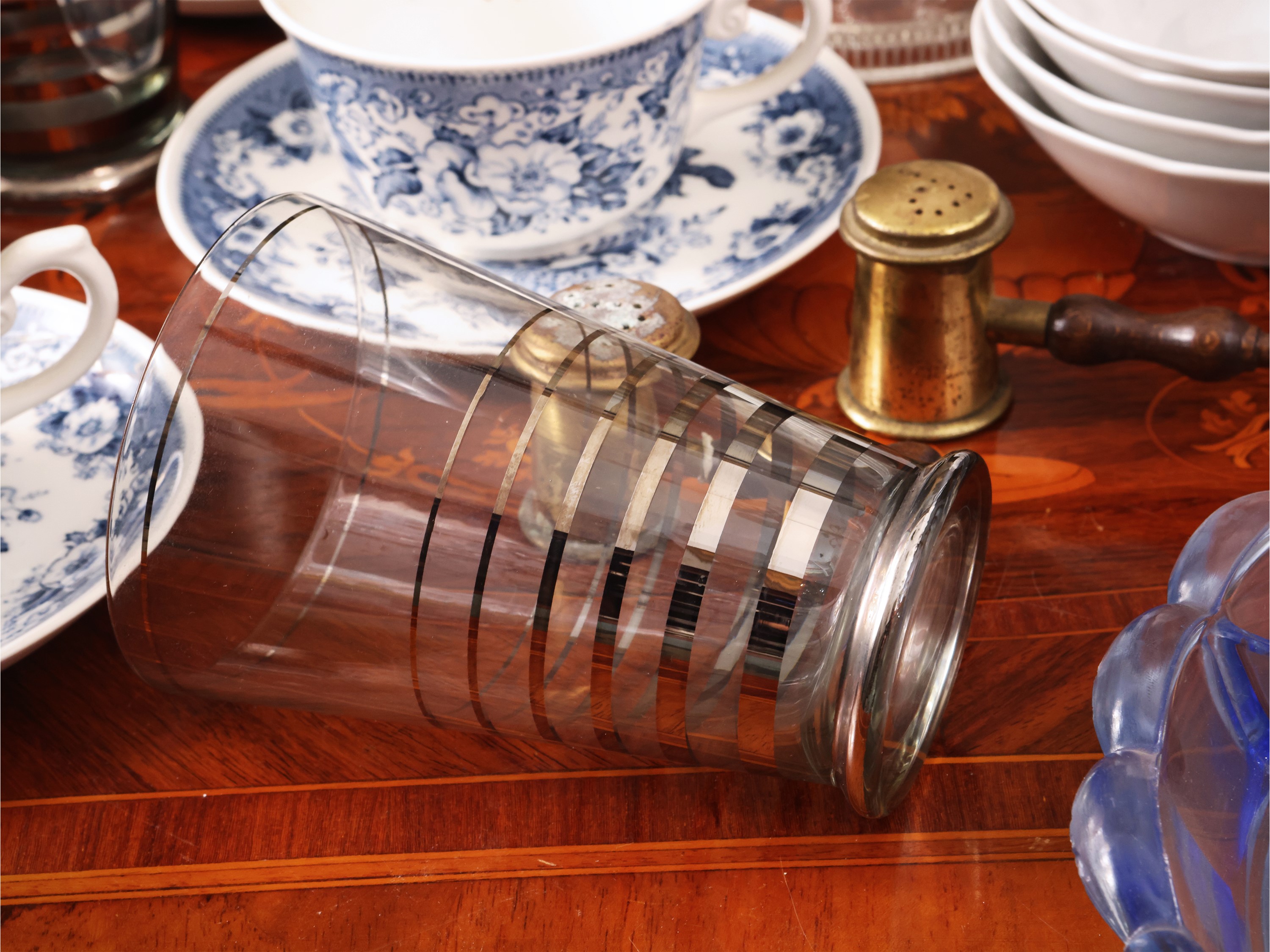 Set da brunch, porcellana e terraglia inglese con accessori in vetro pressato e ottone