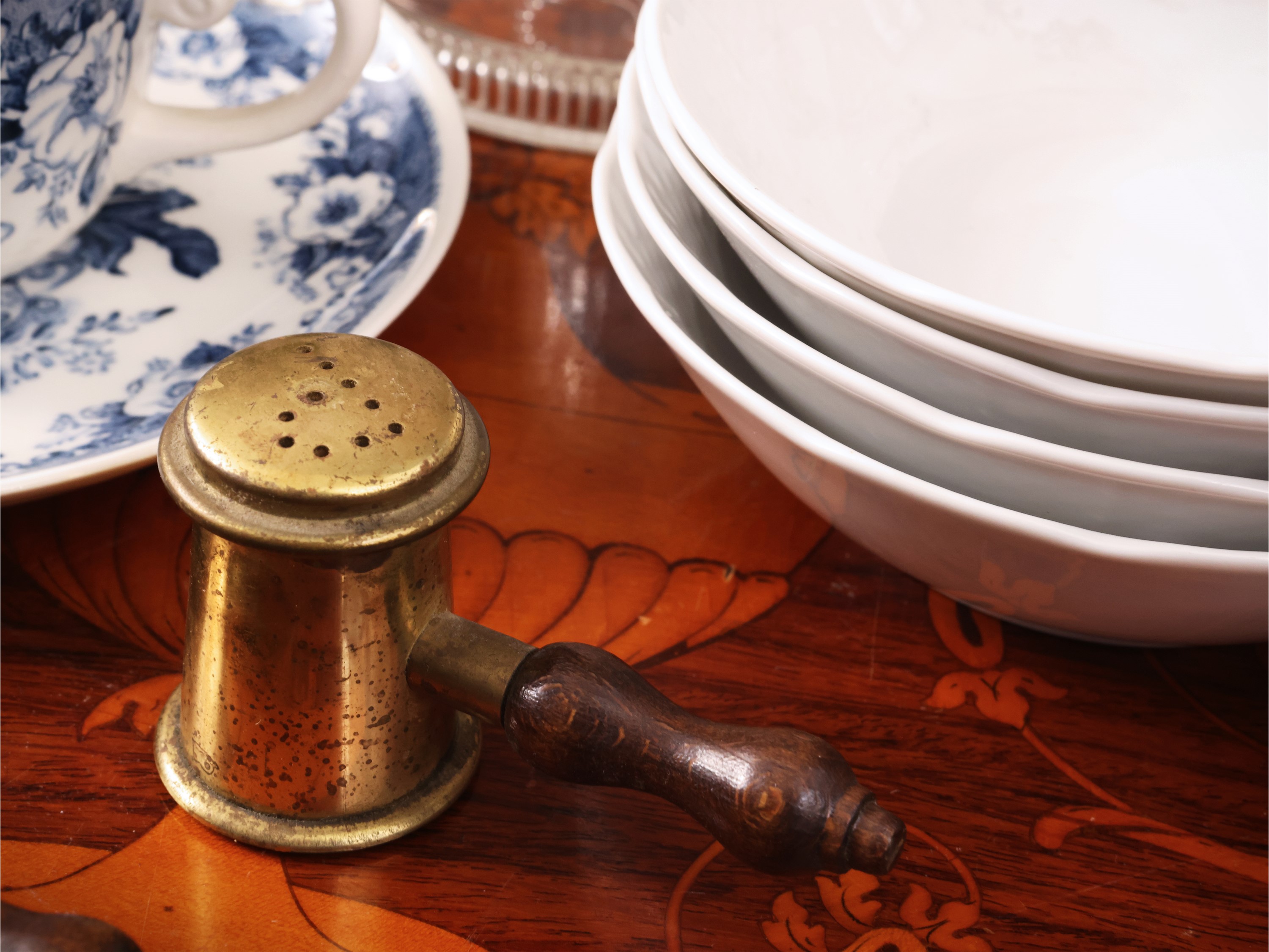 Set da brunch, porcellana e terraglia inglese con accessori in vetro pressato e ottone