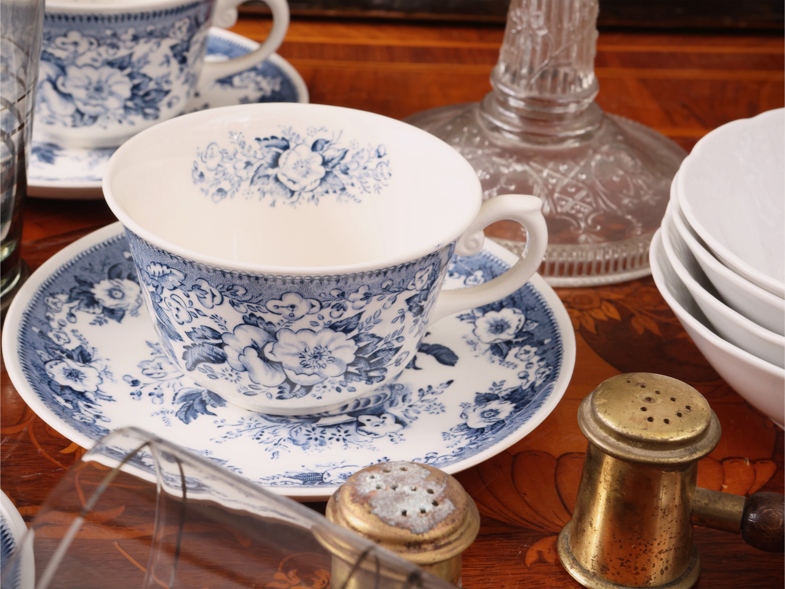 Set da brunch, porcellana e terraglia inglese con accessori in vetro pressato e ottone