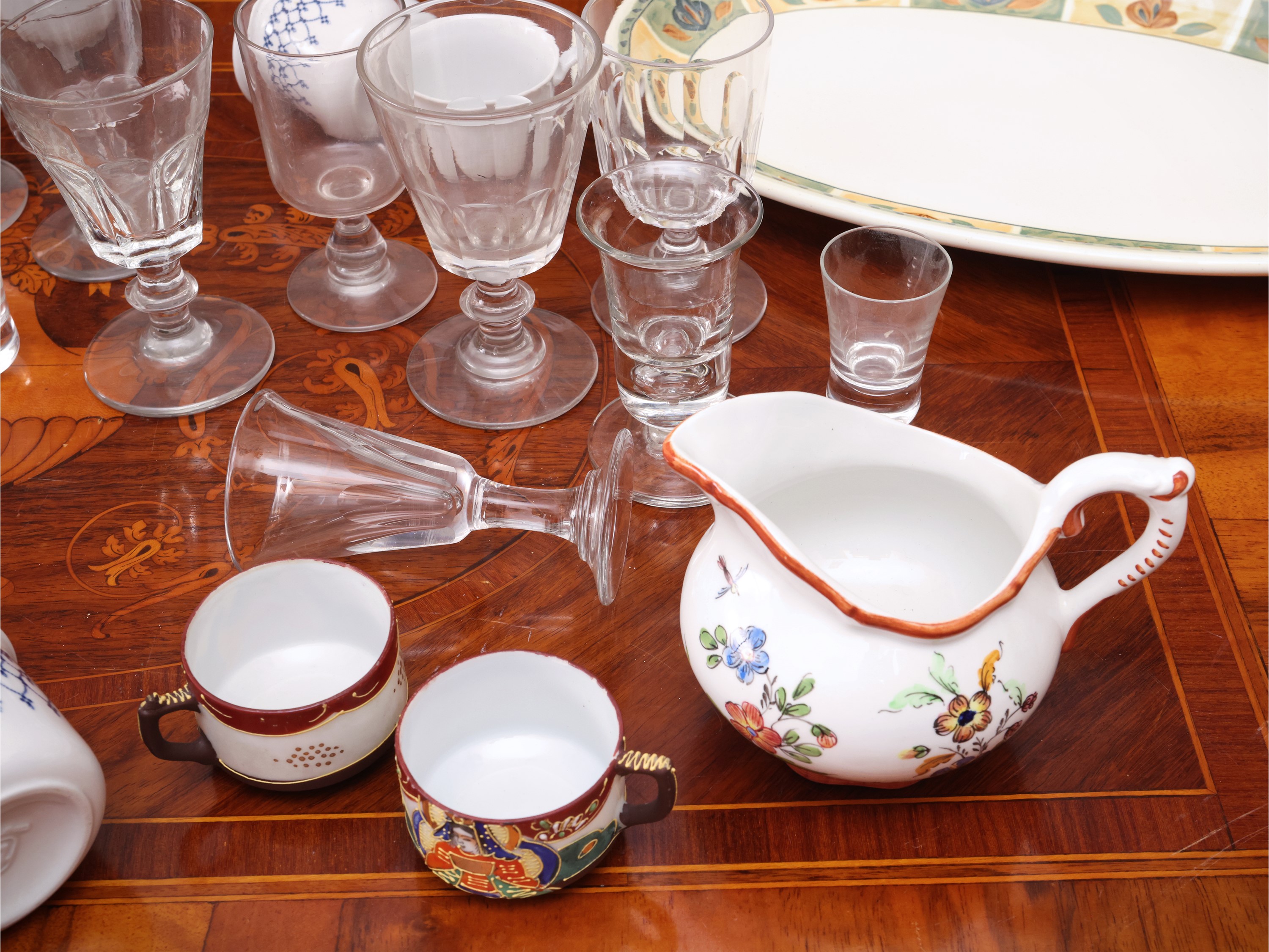 Miscellanea di curiosità e accessori per la tavola, assortimento di tazze, tazzine e bicchieri