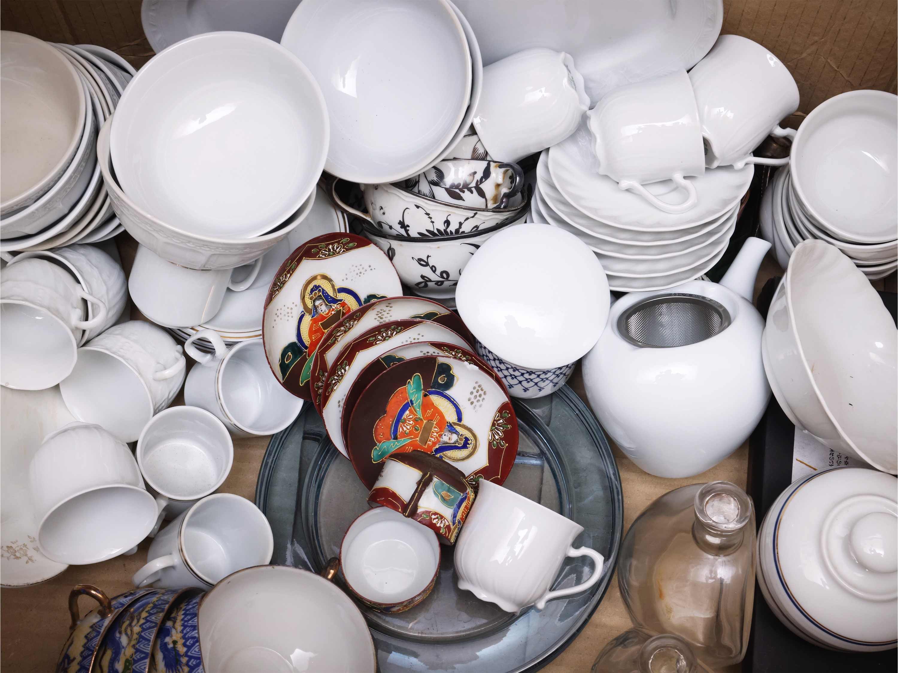 Miscellanea di curiosità e accessori per la tavola, assortimento di tazze, tazzine e bicchieri