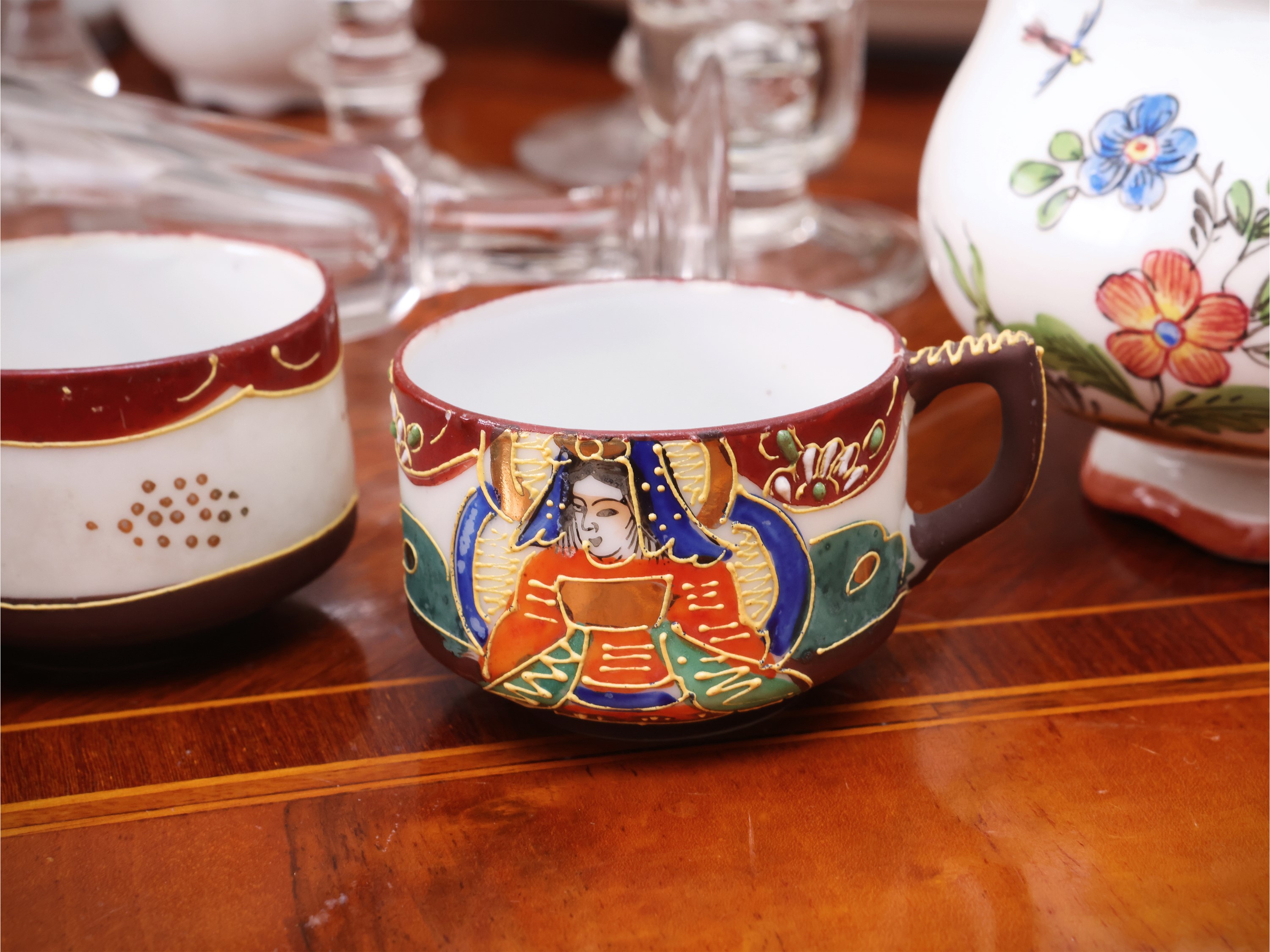 Miscellanea di curiosità e accessori per la tavola, assortimento di tazze, tazzine e bicchieri