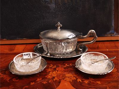 Set di condimenti, formaggiera con vaschetta in cristallo molato e coppia di saliere e pepiere in...