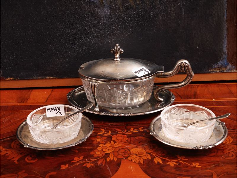 Set di condimenti, formaggiera con vaschetta in cristallo molato e coppia di saliere e pepiere in...