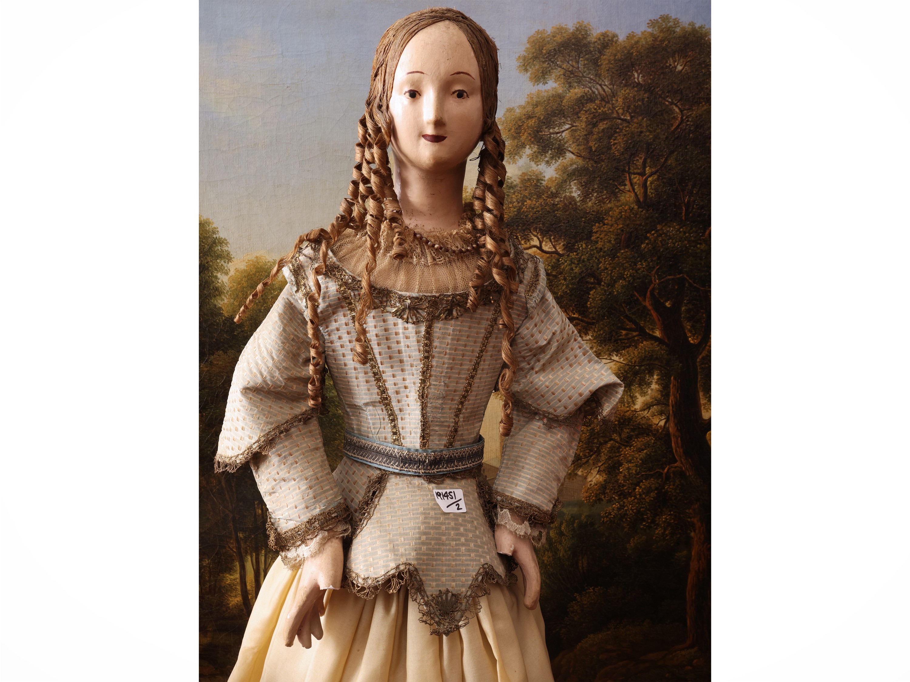Bambola da collezione raffigurante una dama, cartapesta dipinta e gesso, abiti coevi, XIX/XVIII s...