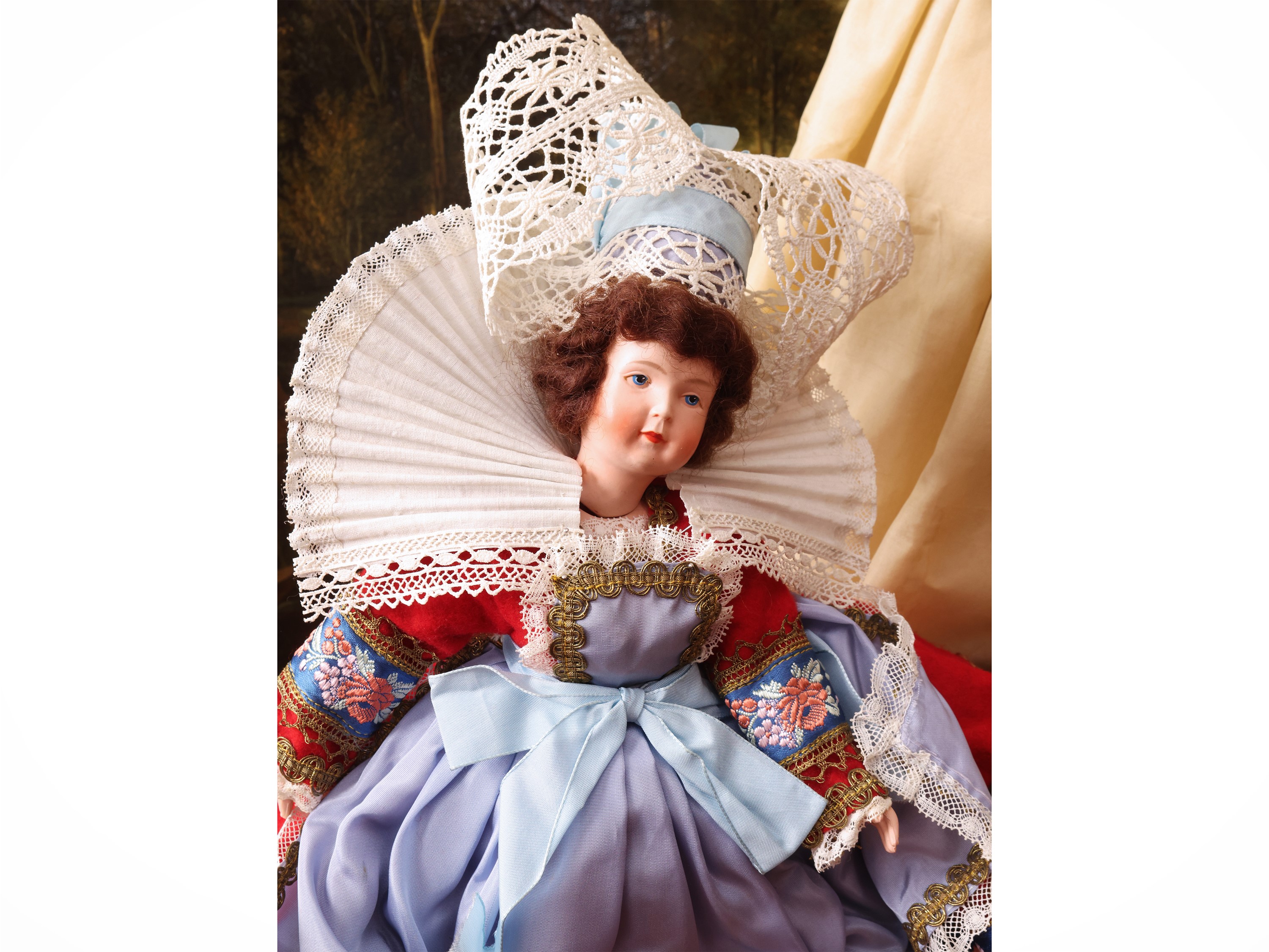 Bambola da collezione raffigurante una dama, cartapesta dipinta e gesso, abiti coevi, XIX/XVIII s...