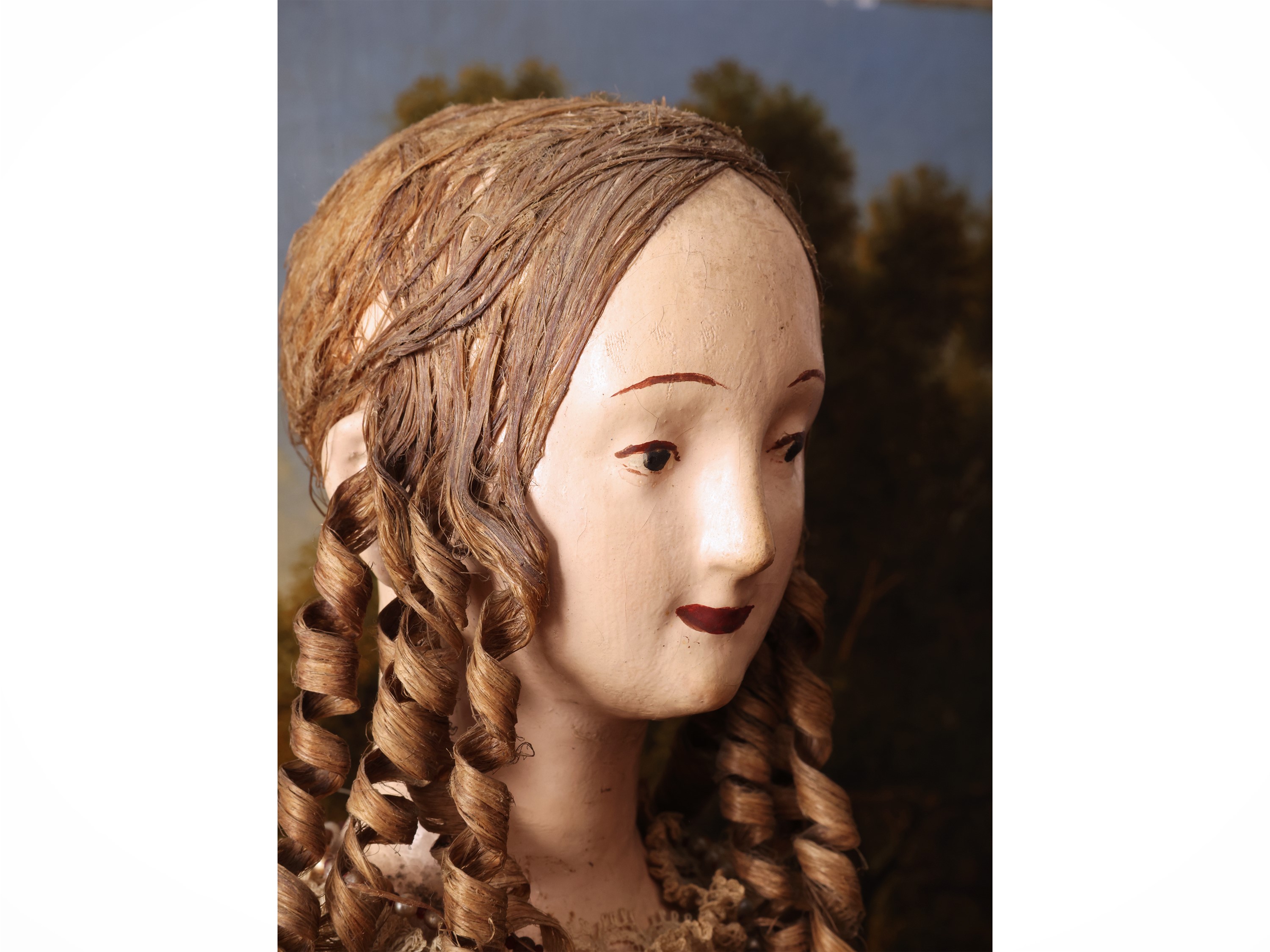 Bambola da collezione raffigurante una dama, cartapesta dipinta e gesso, abiti coevi, XIX/XVIII s...