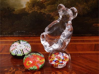 Press papier e svuotatasche in vetro, lavorazione con murrine colorate e modellato a forma di ors...