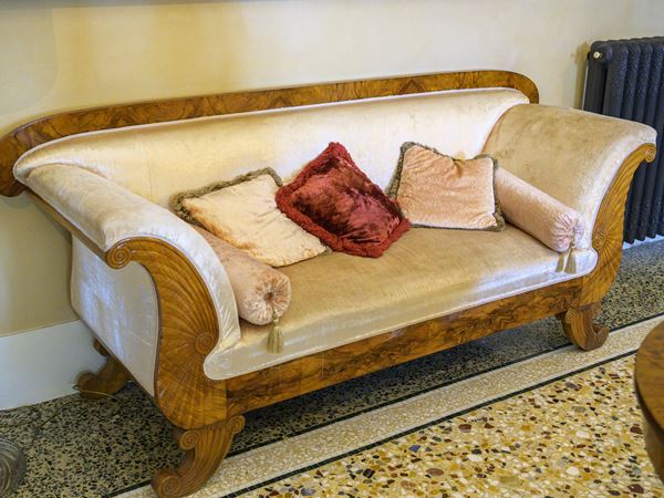 Sofa veneered in walnut root