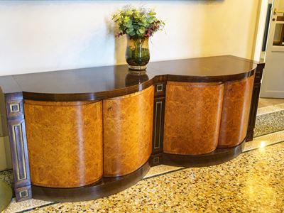 Credenza bassa in radica, quattro sportelli bombati