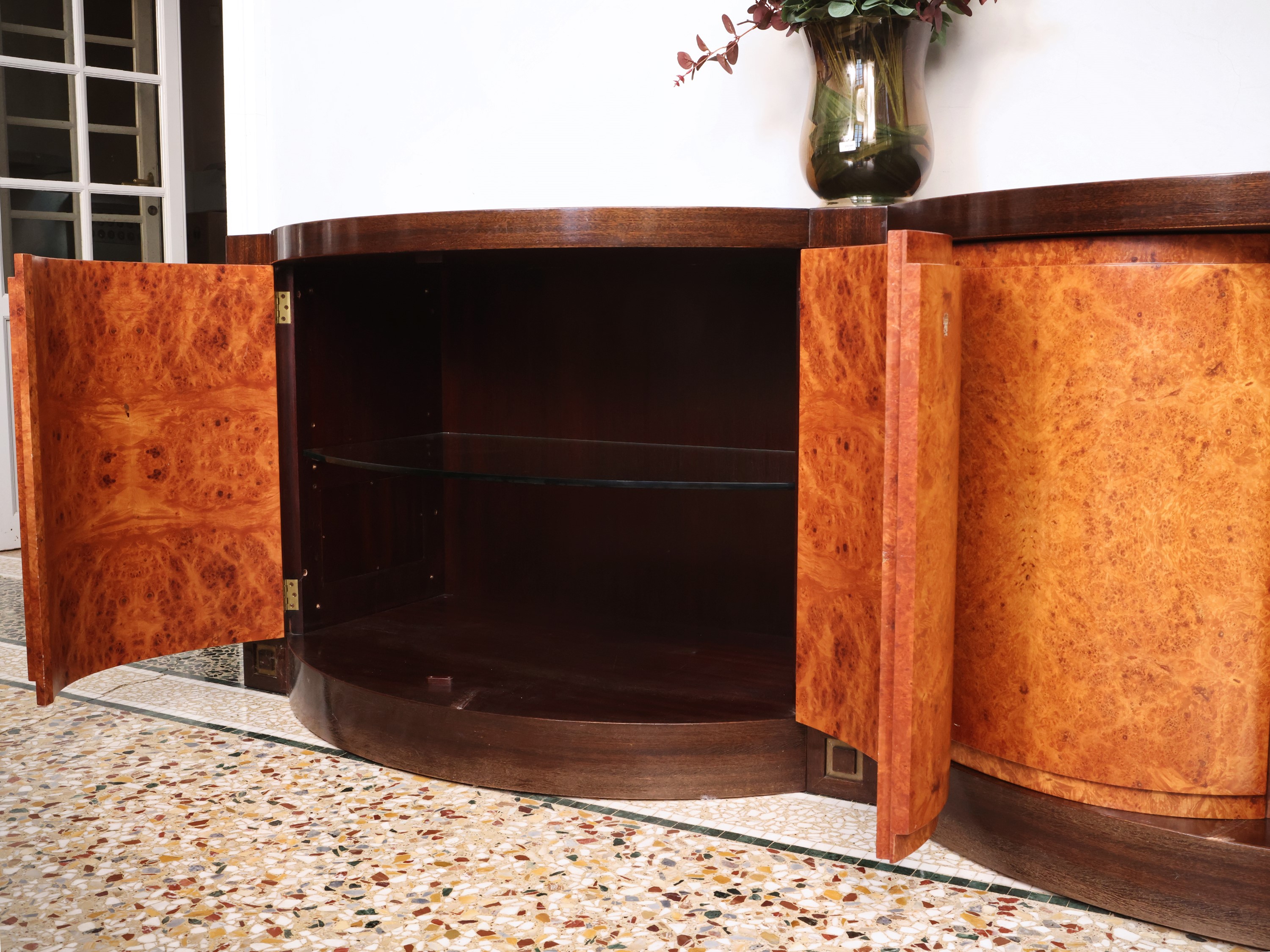 Credenza bassa in radica, quattro sportelli bombati