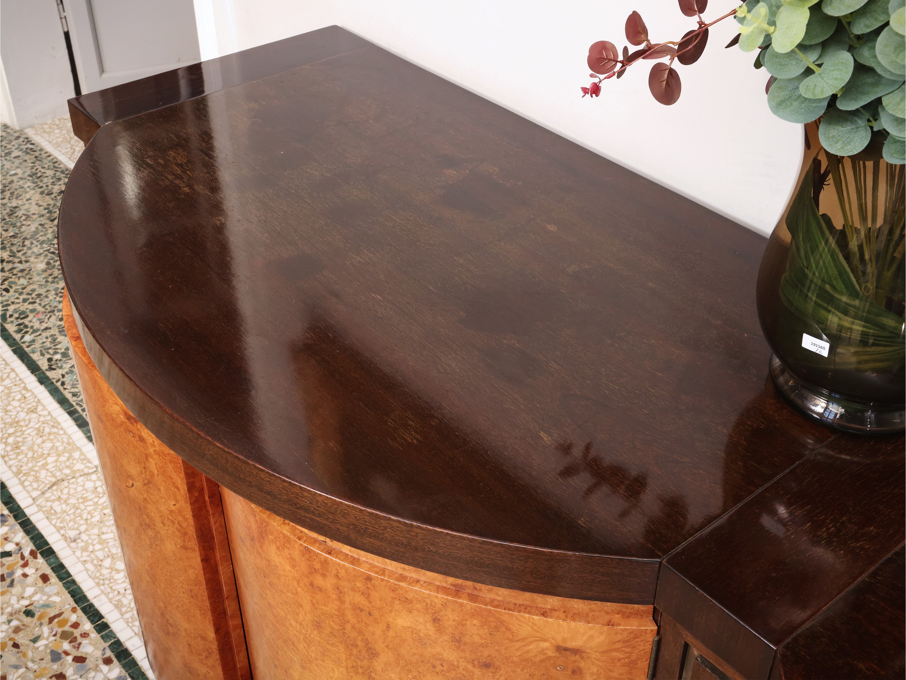 Credenza bassa in radica, quattro sportelli bombati