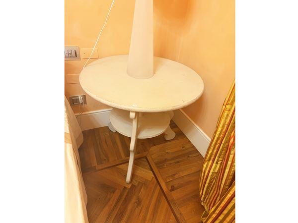 Round coffee table in white lacquered wood
