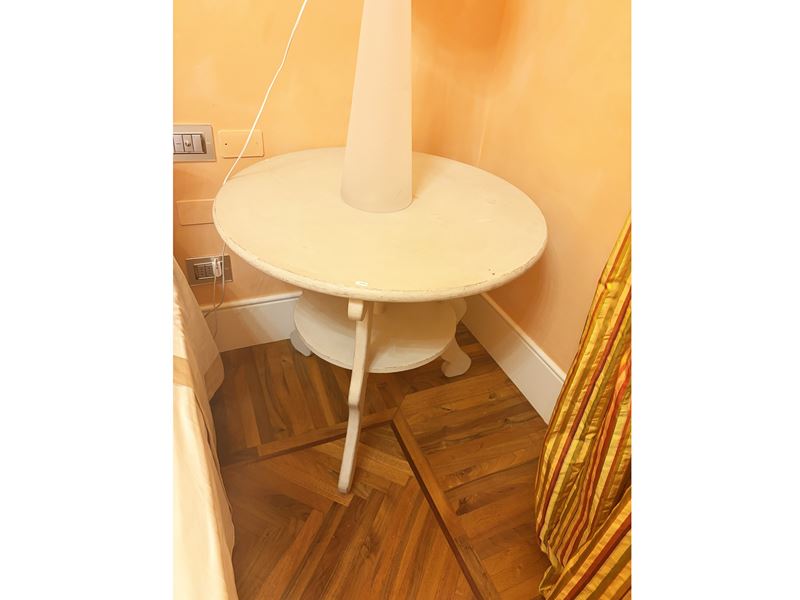 Tavolino rotondo in legno laccato bianco, piano centrale e tre sostegni sagomati