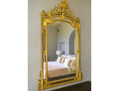 Specchiera con cornice in legno intagliato e dorato, cimasa centinata