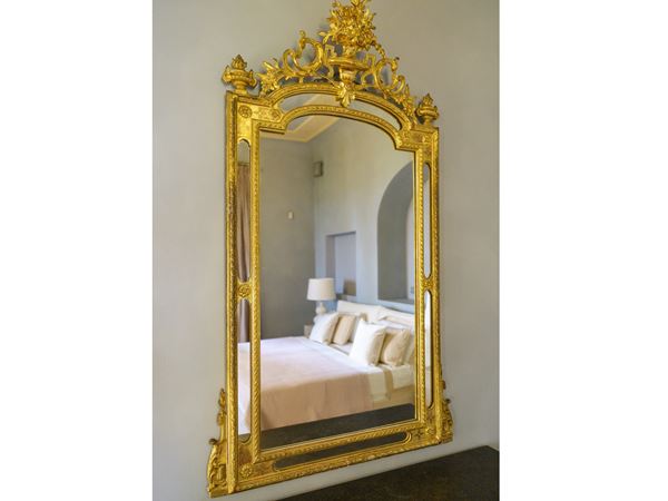Specchiera con cornice in legno intagliato e dorato