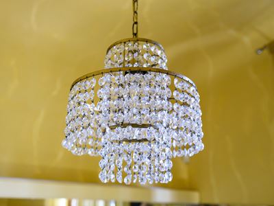 Piccolo lampadario in metallo dorato e cristallo, catene di perle sfaccettate