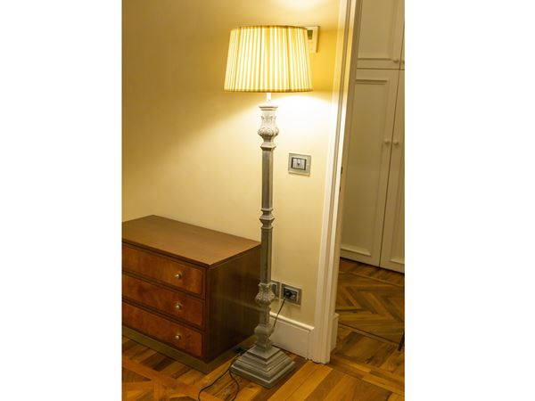 Lume da terra in legno laccato grigio