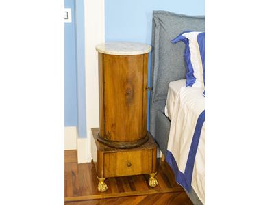 Comodino a colonna impiallacciato in piuma di noce, piano circolare in marmo bianco, inizio XIX s...